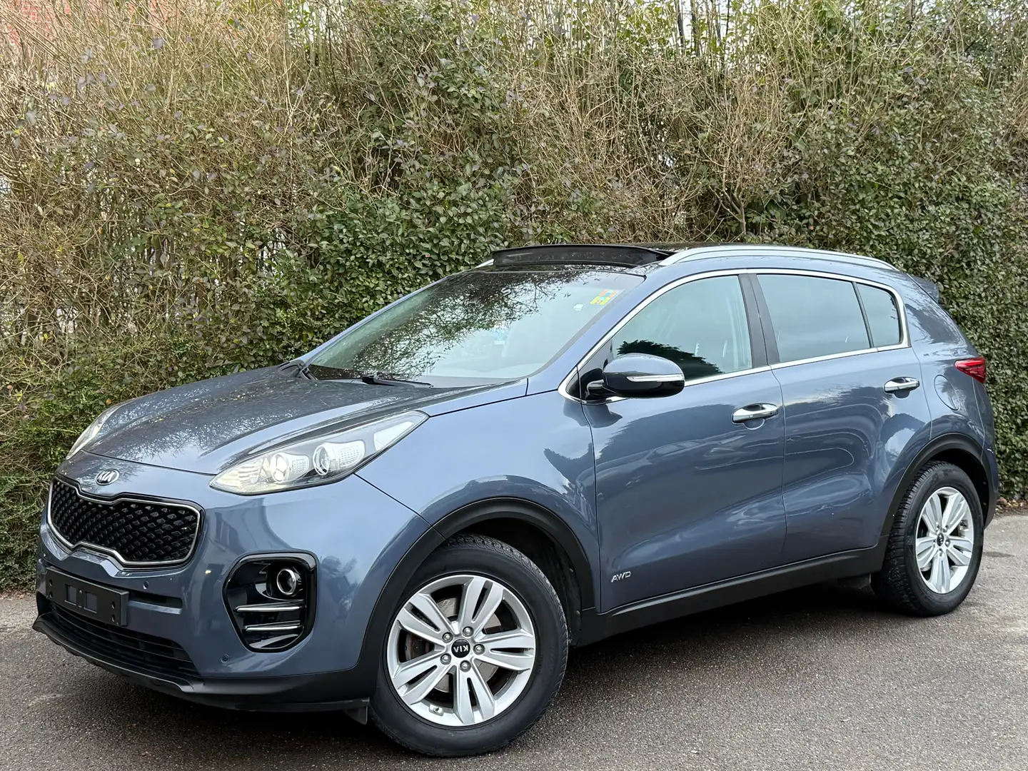 Kia Sportage 2.0 CRDi AWD+BOITE AUTO+NAVI+CAMERA+TOIT OUVR+CUIR Bleu - 1