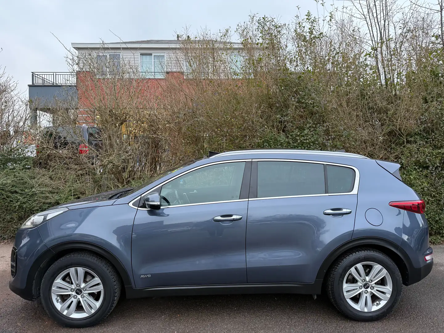 Kia Sportage 2.0 CRDi AWD+BOITE AUTO+NAVI+CAMERA+TOIT OUVR+CUIR Bleu - 2
