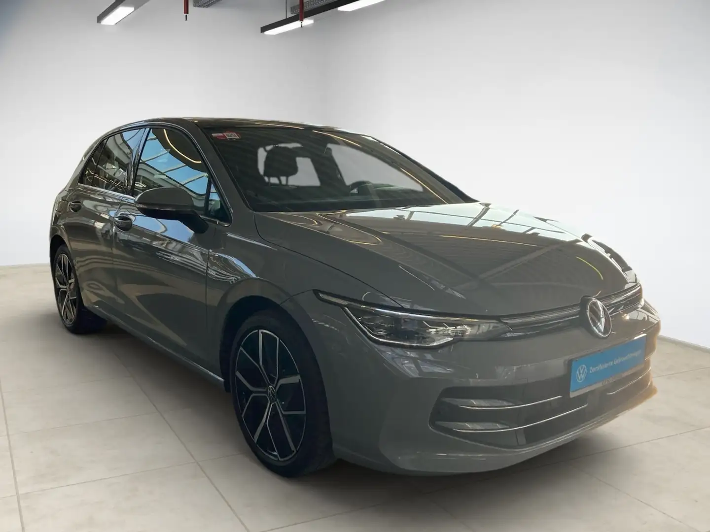 Volkswagen Golf VIII 1.5 eTSI Edition 50 DSG LED Navi Gris - 2