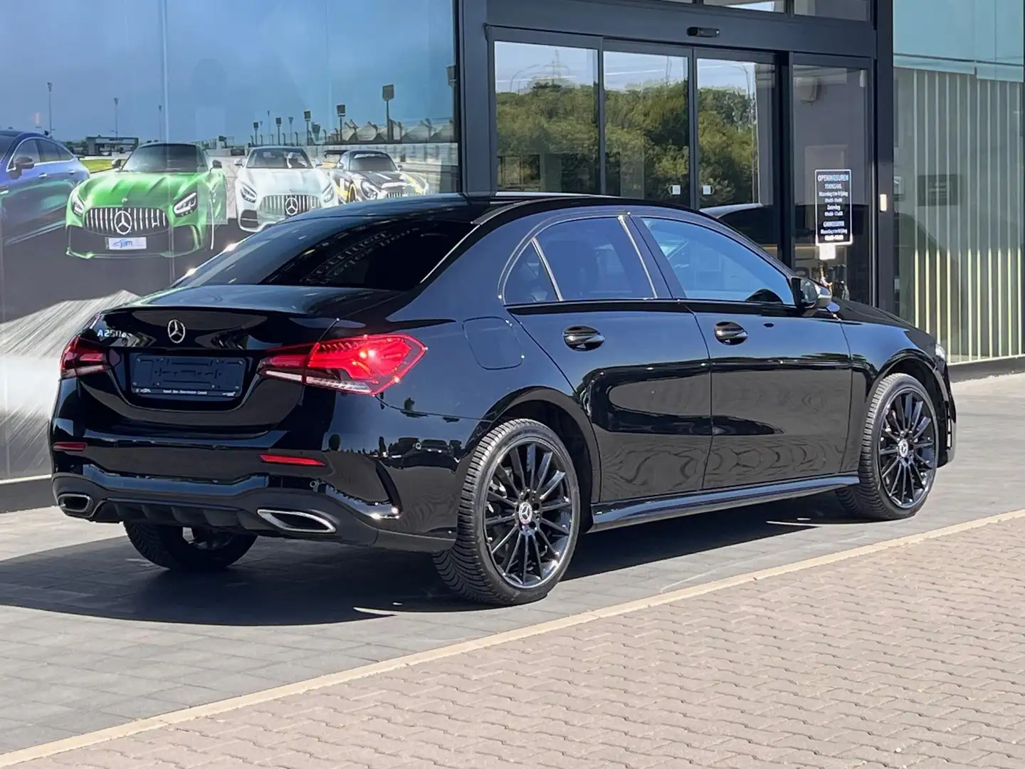 Mercedes-Benz A 250 e AMG Line Zwart - 2
