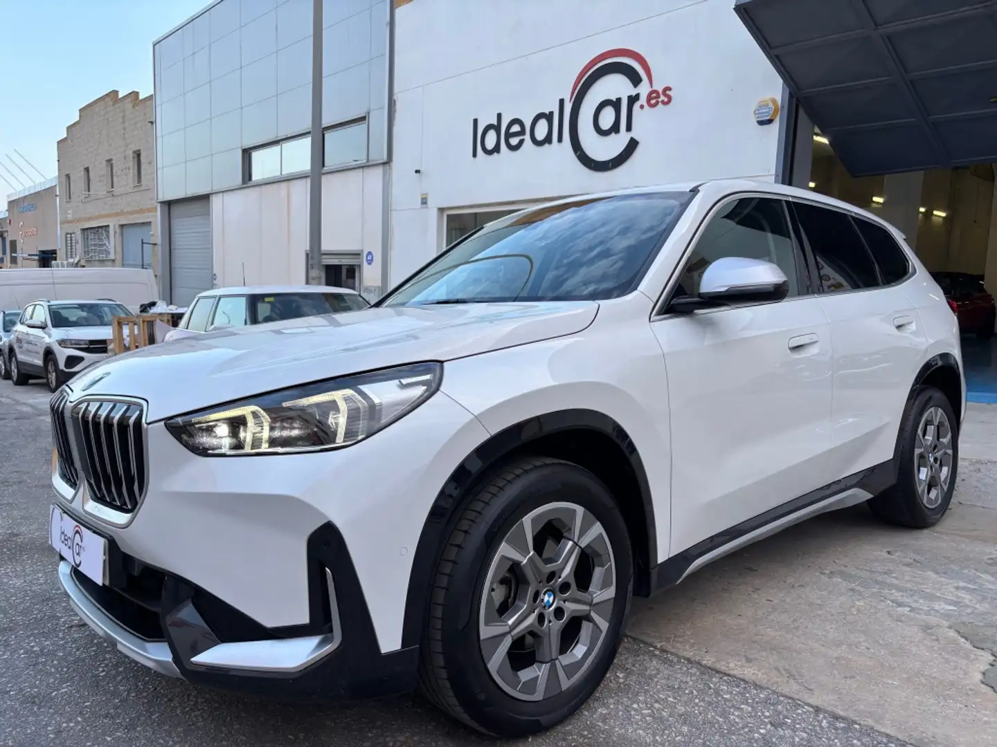 BMW X1 sDrive 18dA xLine Weiß - 1