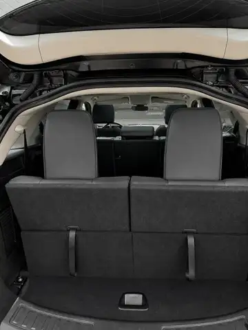 Land Rover Discovery Sport view 12