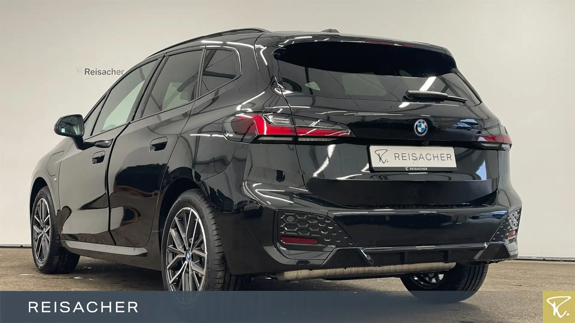 BMW 230 e A xDrive Active Tourer M-Sport,Pano,AHK,DA+ Zwart - 2