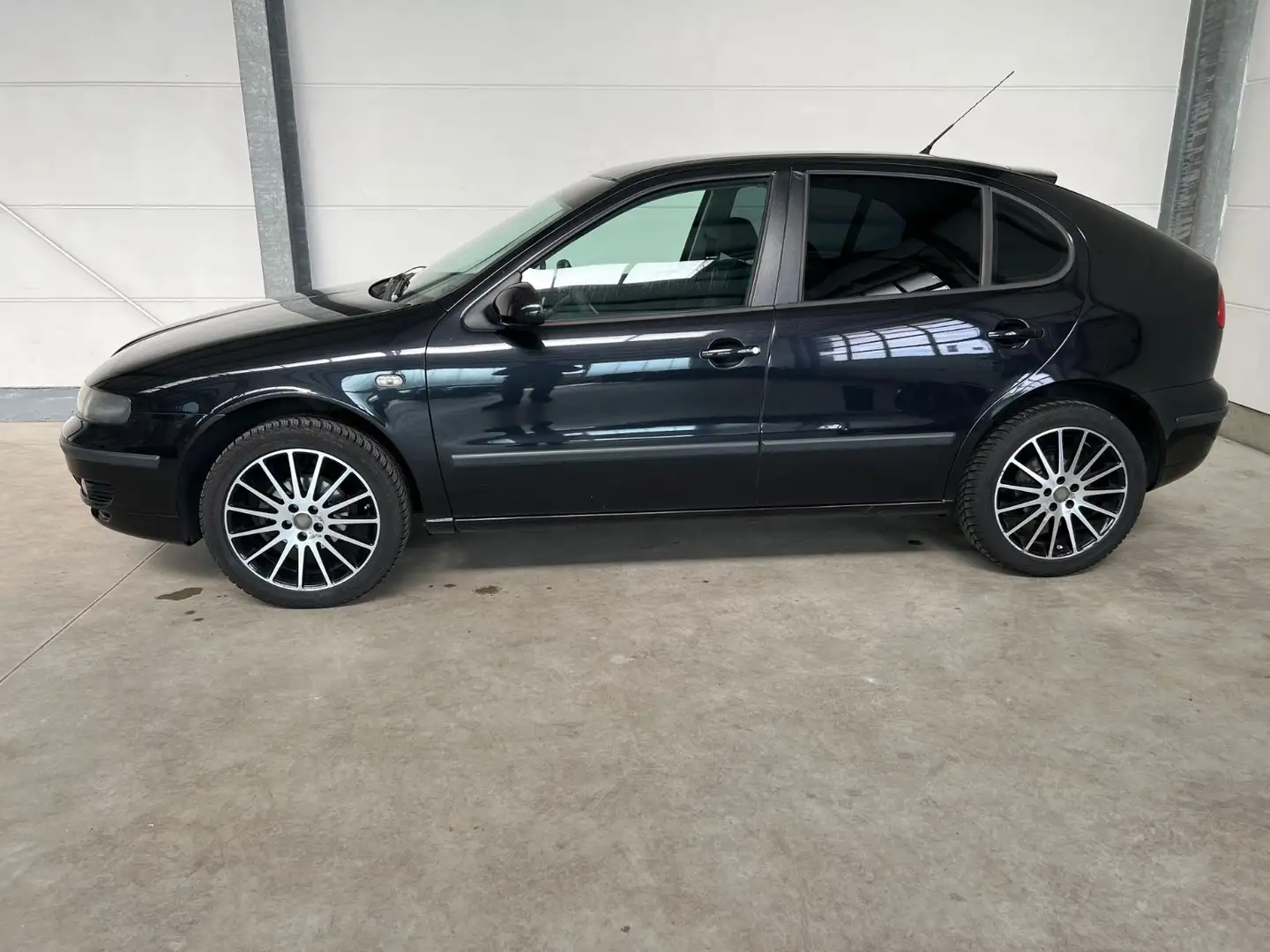 SEAT Leon Torro + PDC + Alu + GJ-Reifen + TÜV 11.2025 Schwarz - 1