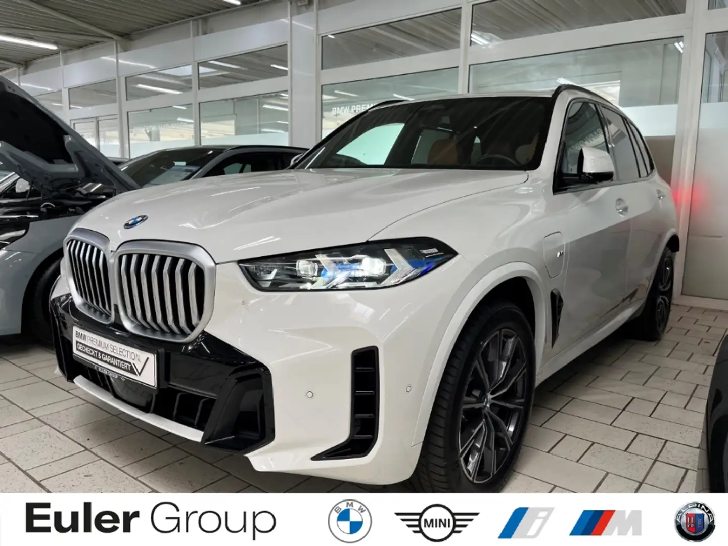 BMW X5 50e M Sport AHK PanoSky KomfSi belüftet SoftCl H/K Weiß - 1
