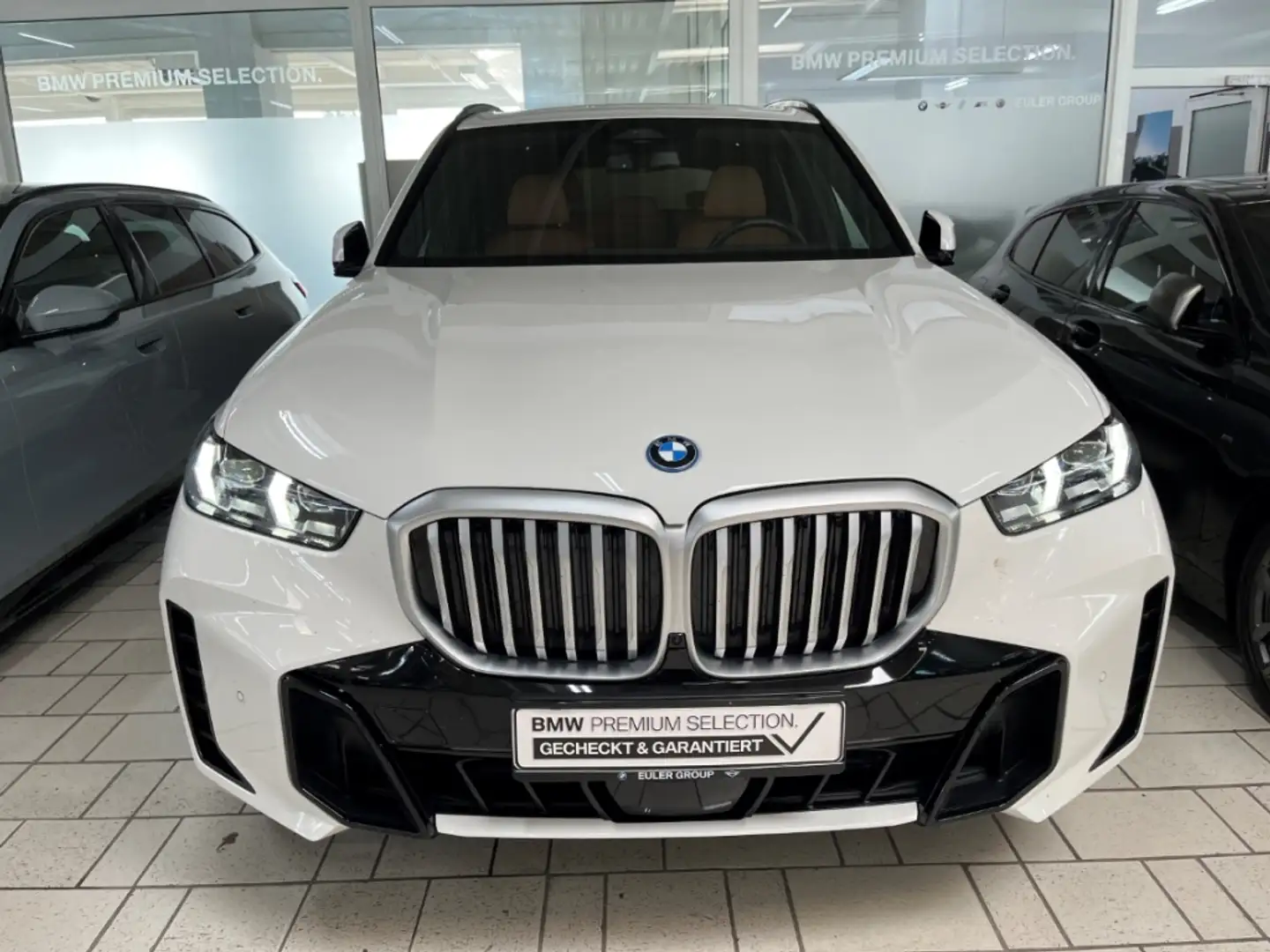 BMW X5 50e M Sport AHK PanoSky KomfSi belüftet SoftCl H/K Weiß - 2