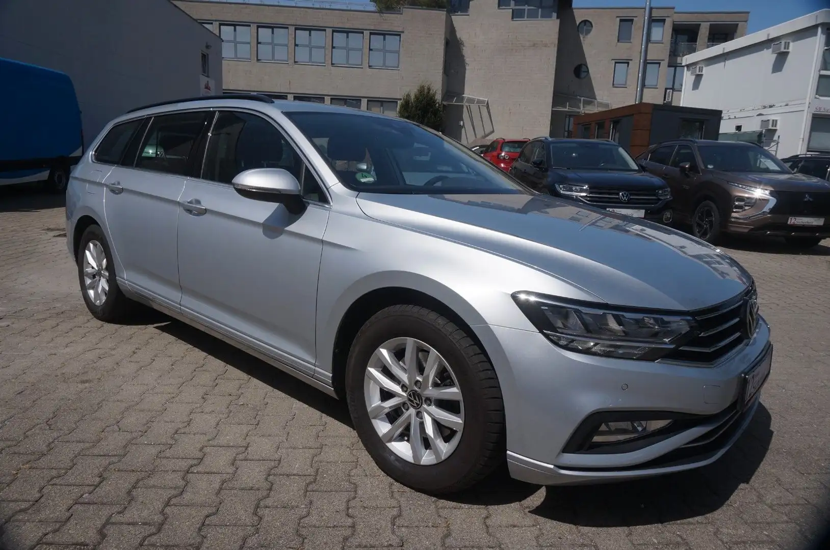 Volkswagen Passat Variant Passat VR.Busin.AUT*AHK*NAV*SHZ*ACC*LED*CAM*SPUR Silber - 2