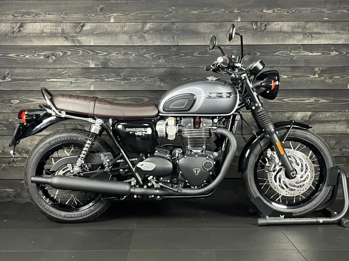 Triumph Bonneville T120 BLACK Grijs - 1