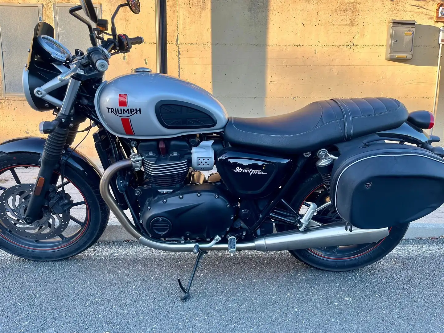 Triumph Street Twin Srebrny - 1