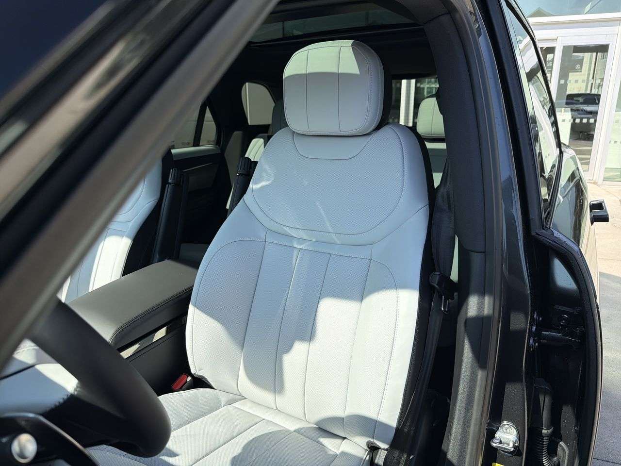 2026 Land Rover Range Rover Sport P400 Dynamic SE thumb 8