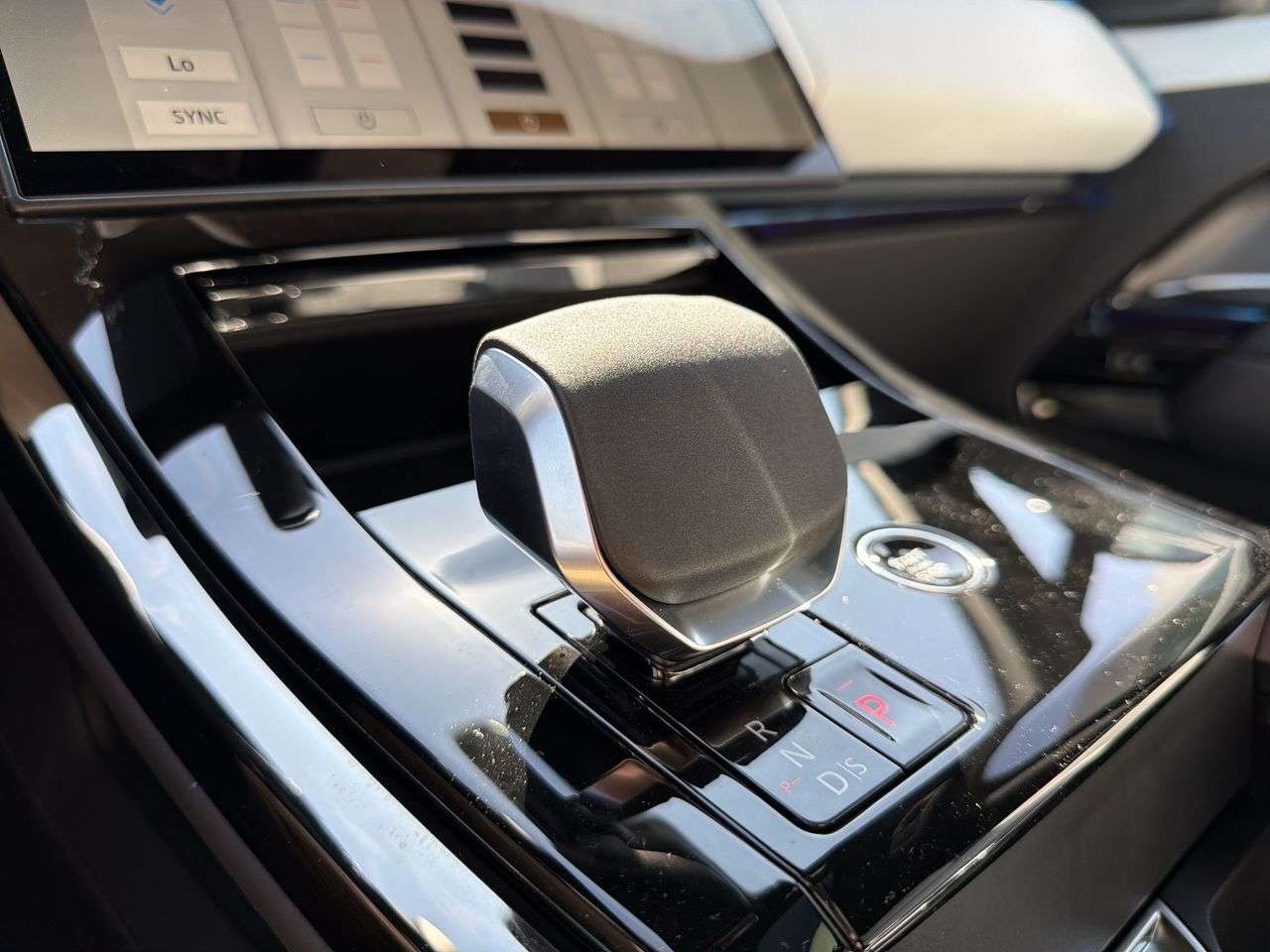 2026 Land Rover Range Rover Sport P400 Dynamic SE thumb 17