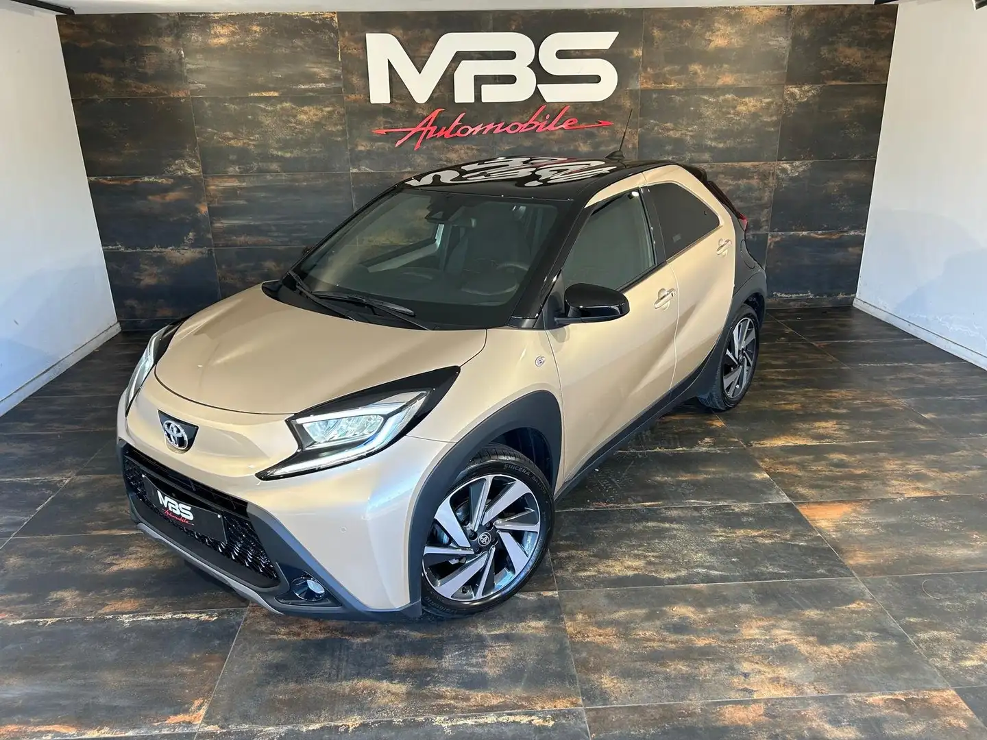 Toyota Aygo X *1ER MAIN *FAIBLE KLM *CLIM *CAMERA *FEUX LED *GPS Beige - 1