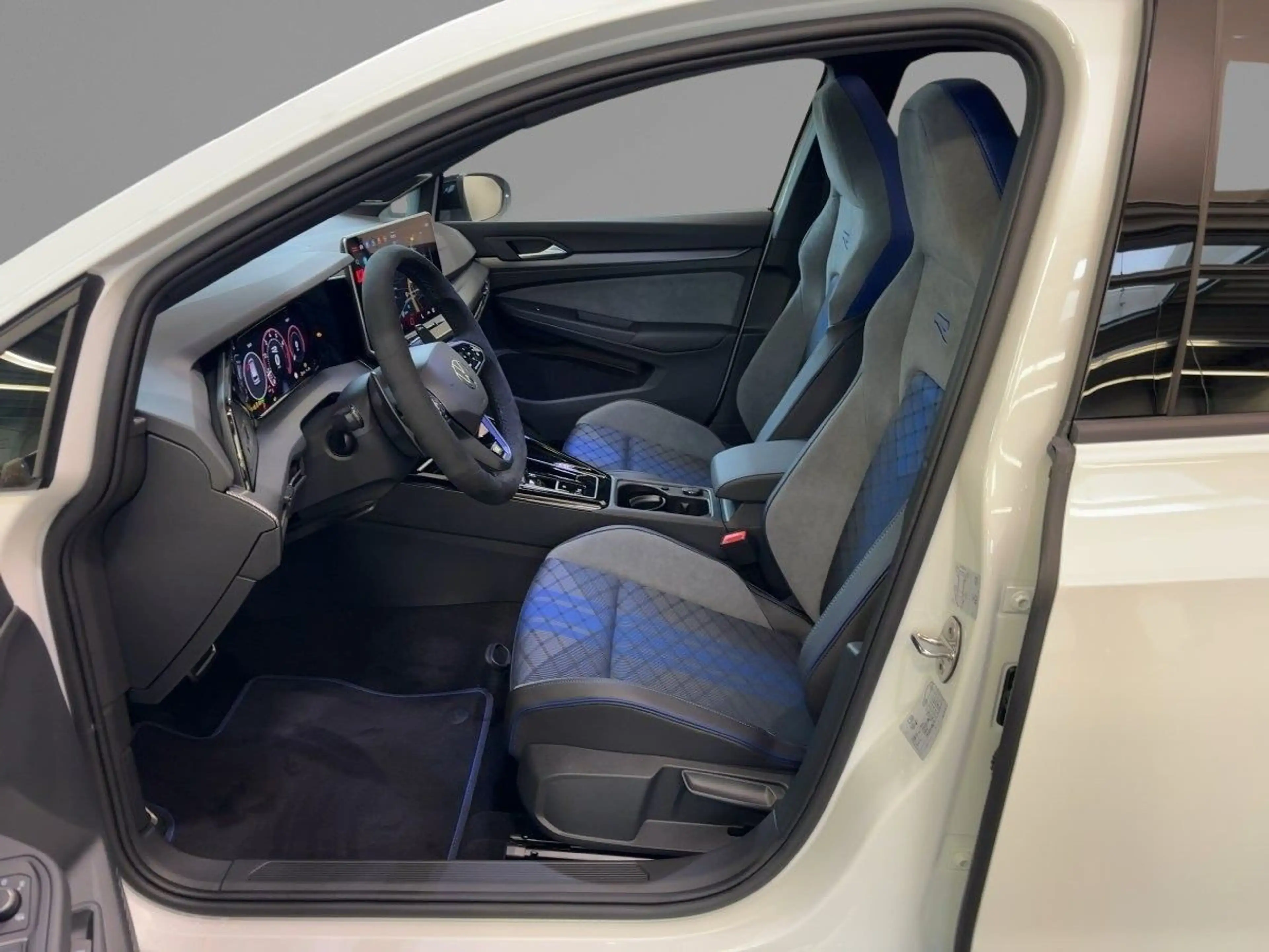 Volkswagen Golf Variant R 2,0 TSI 4MOTION 333 PS DSG — photo 10