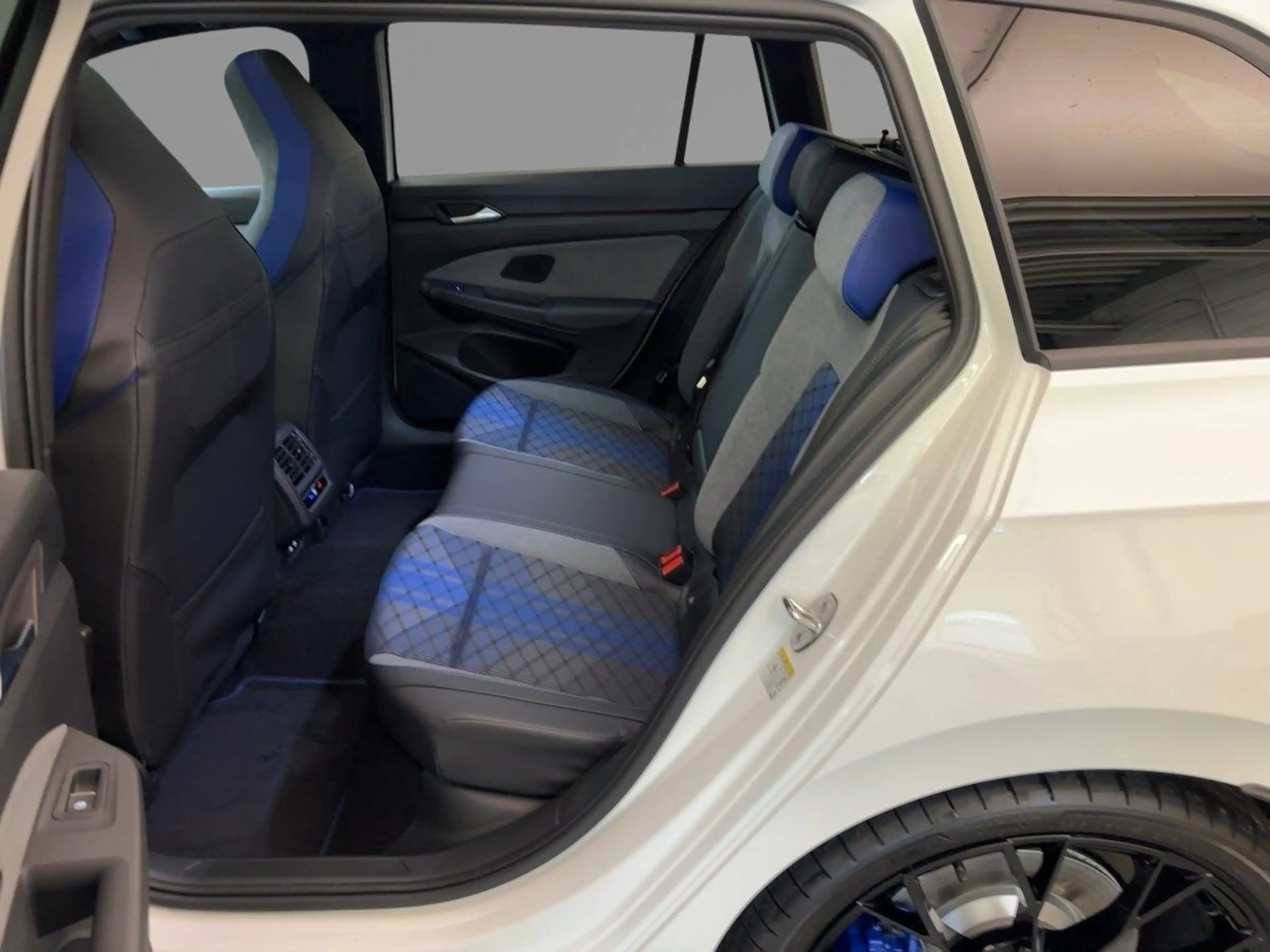 Volkswagen Golf Variant R 2,0 TSI 4MOTION 333 PS DSG — photo 11