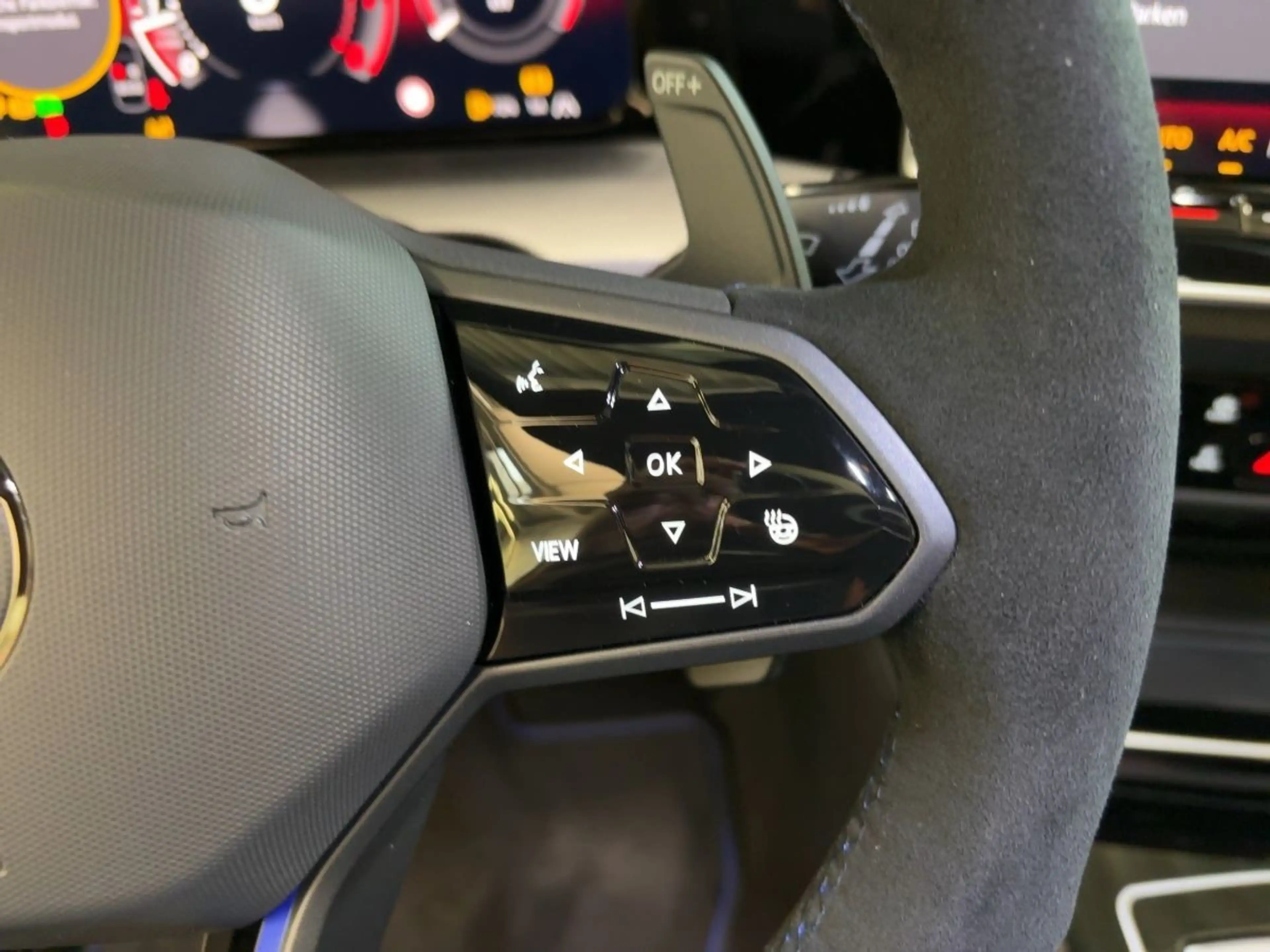 Volkswagen Golf Variant R 2,0 TSI 4MOTION 333 PS DSG — photo 14
