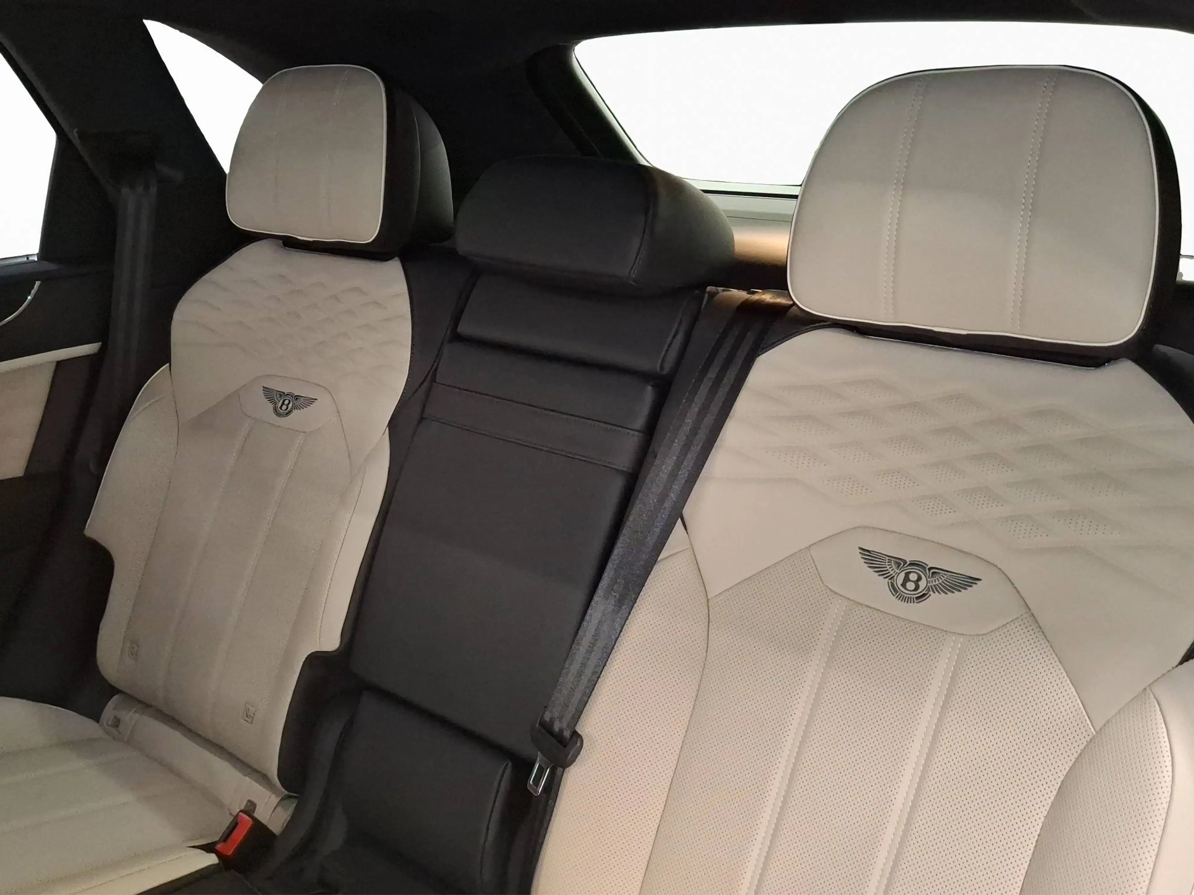 Bentley Bentayga Artenara Edition V8 — photo 13