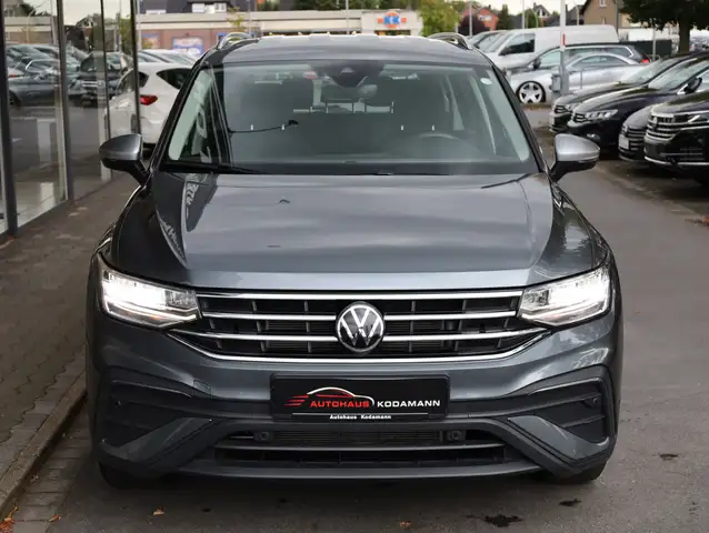 Volkswagen Tiguan Allspace view 3