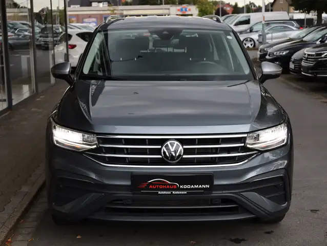 Volkswagen Tiguan Allspace view 4