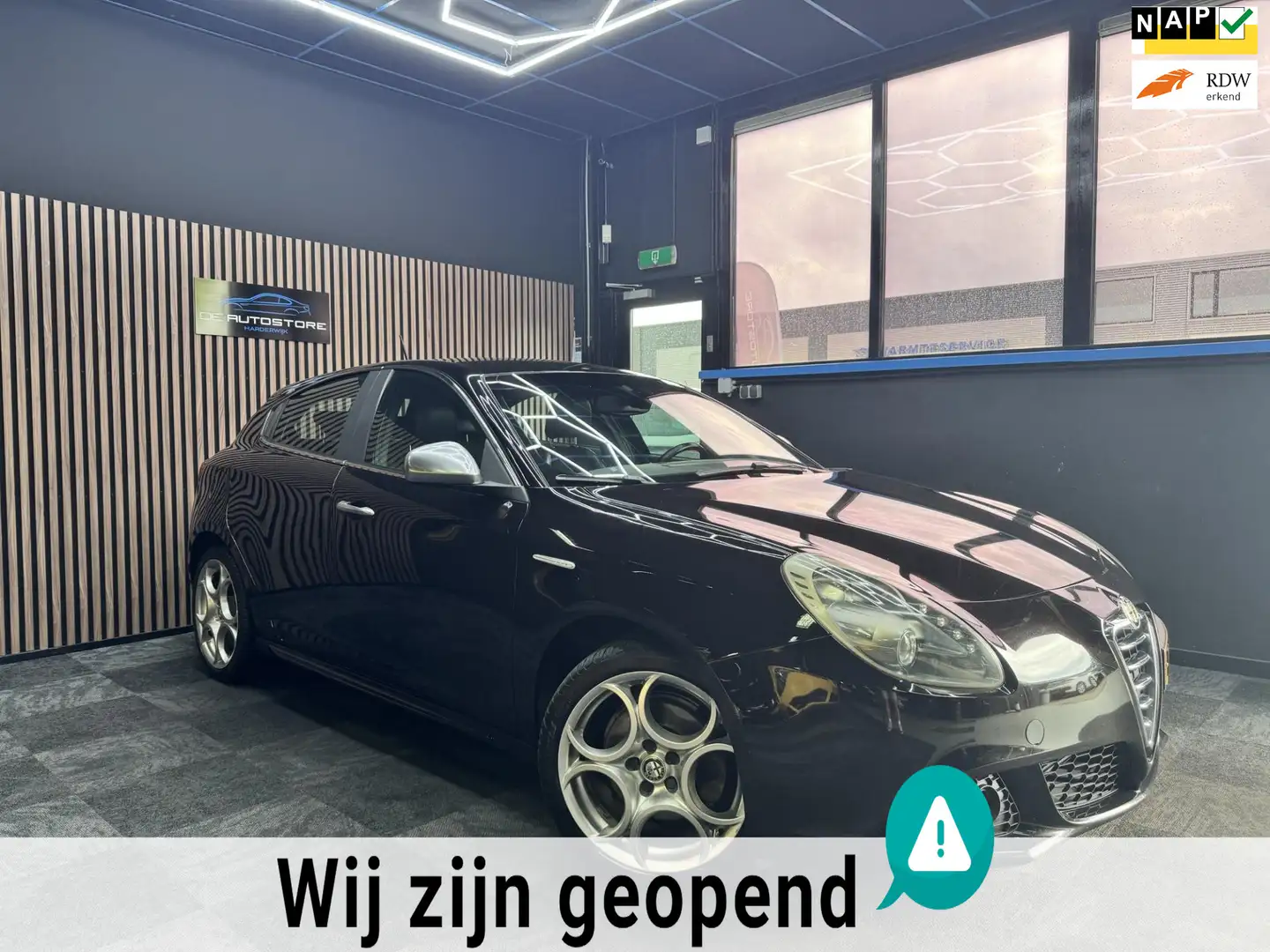 Alfa Romeo Giulietta 1.4 T Distinctive Airco h leder Cruise 18Inch Zeer Zwart - 1