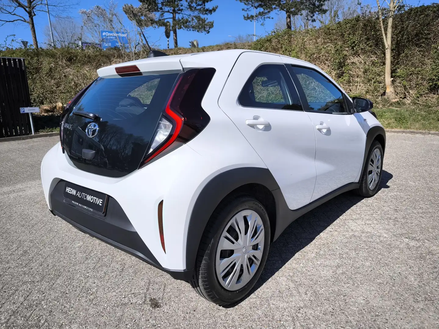Toyota Aygo X 1.0 VVT-i MT Play | Navigatie via App | Camera | A Wit - 2