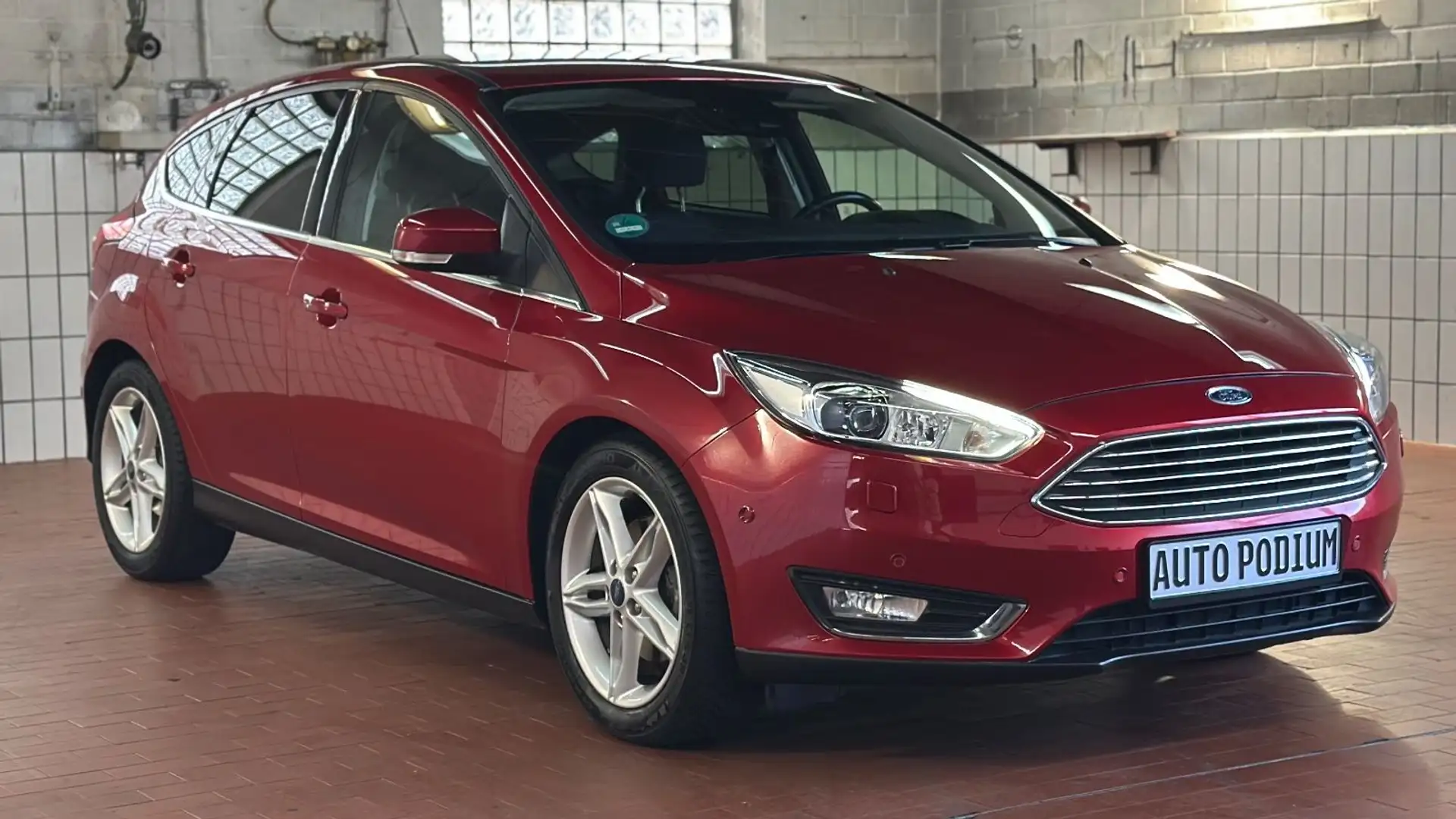 Ford Focus Lim. Titanium/ Tüv Neu / Scheckheft/ Rouge - 1