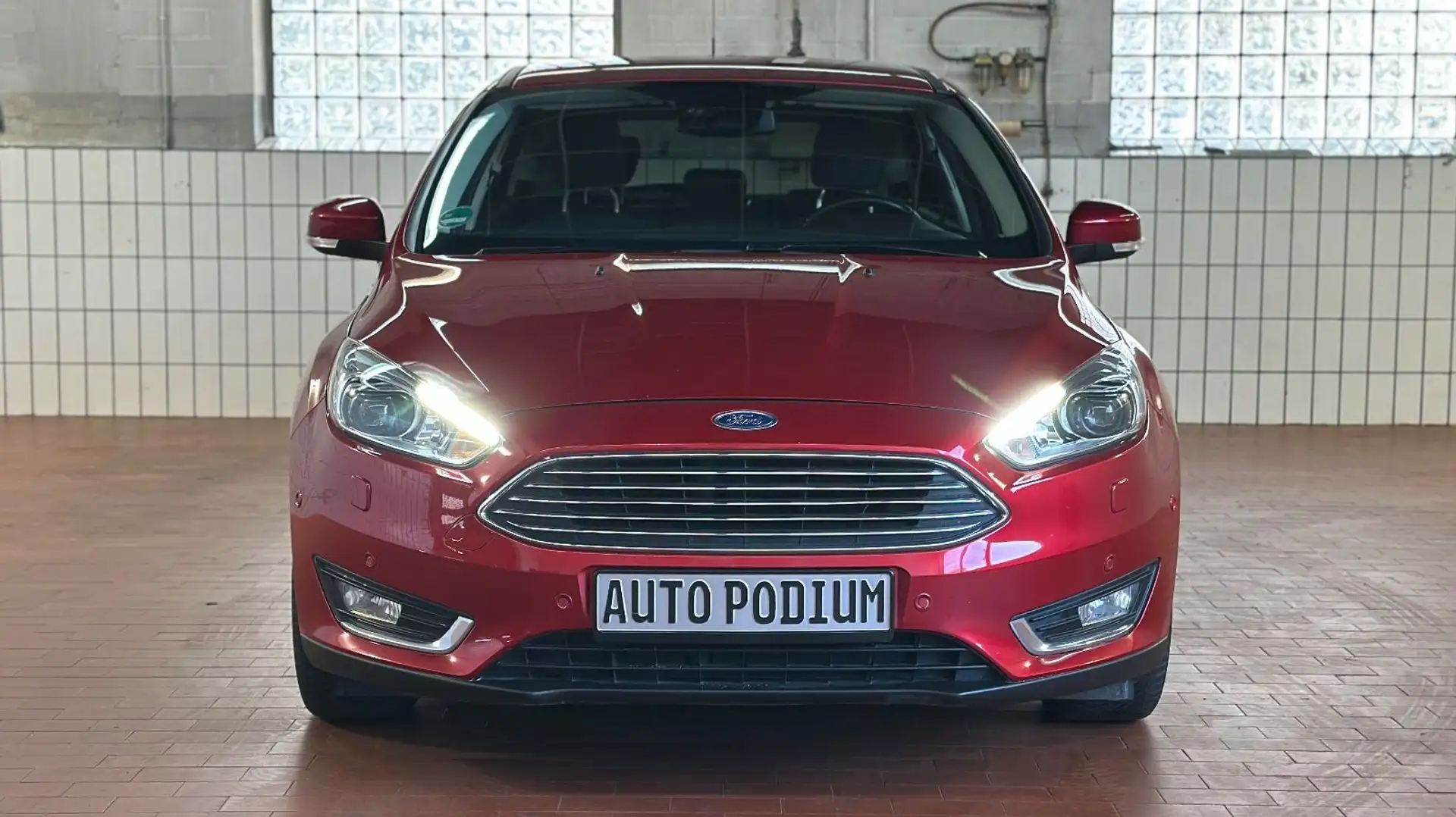 Ford Focus Lim. Titanium/ Tüv Neu / Scheckheft/ Rot - 2