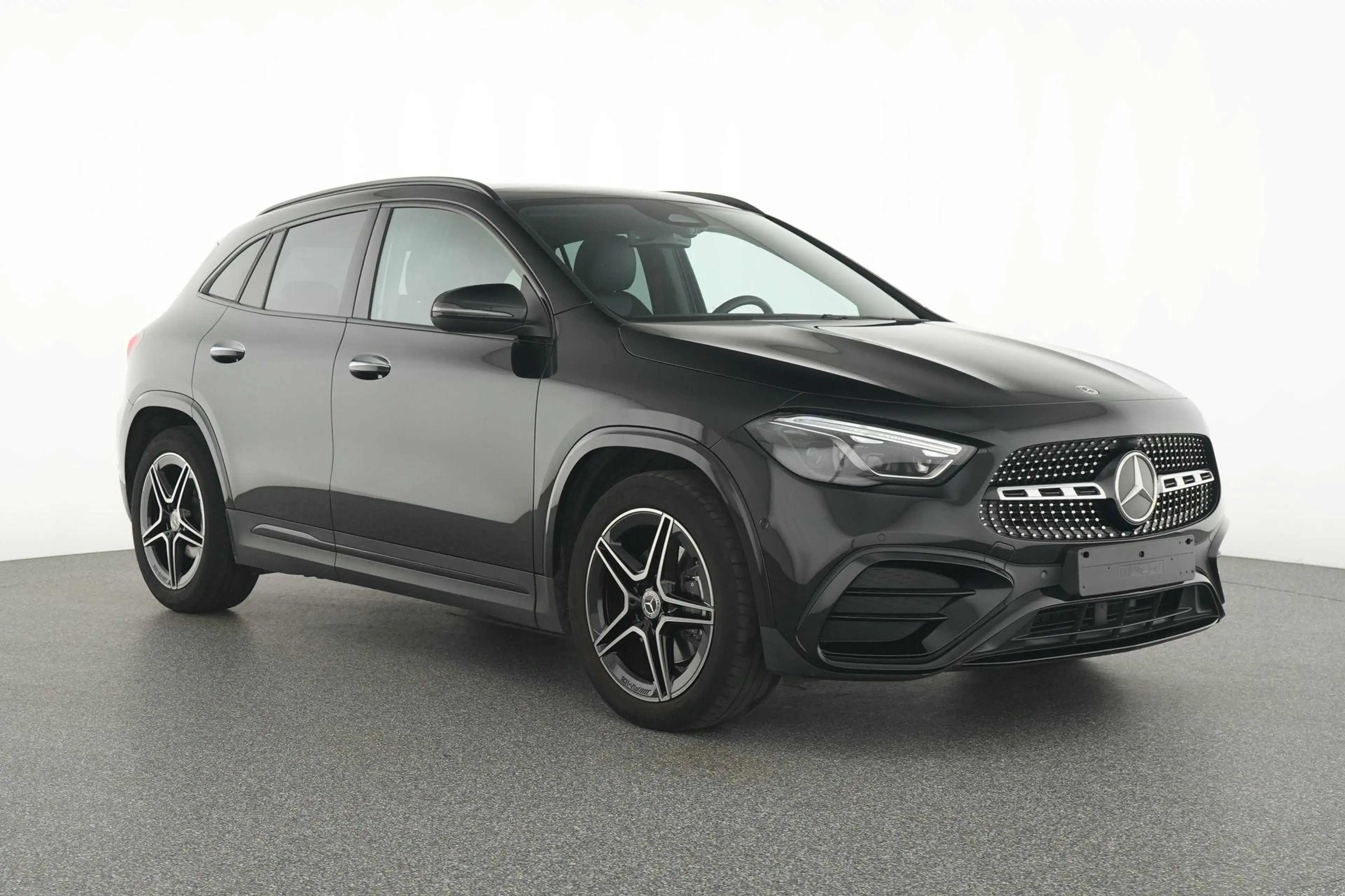 Mercedes-Benz GLA 180 AMG Line — photo 2