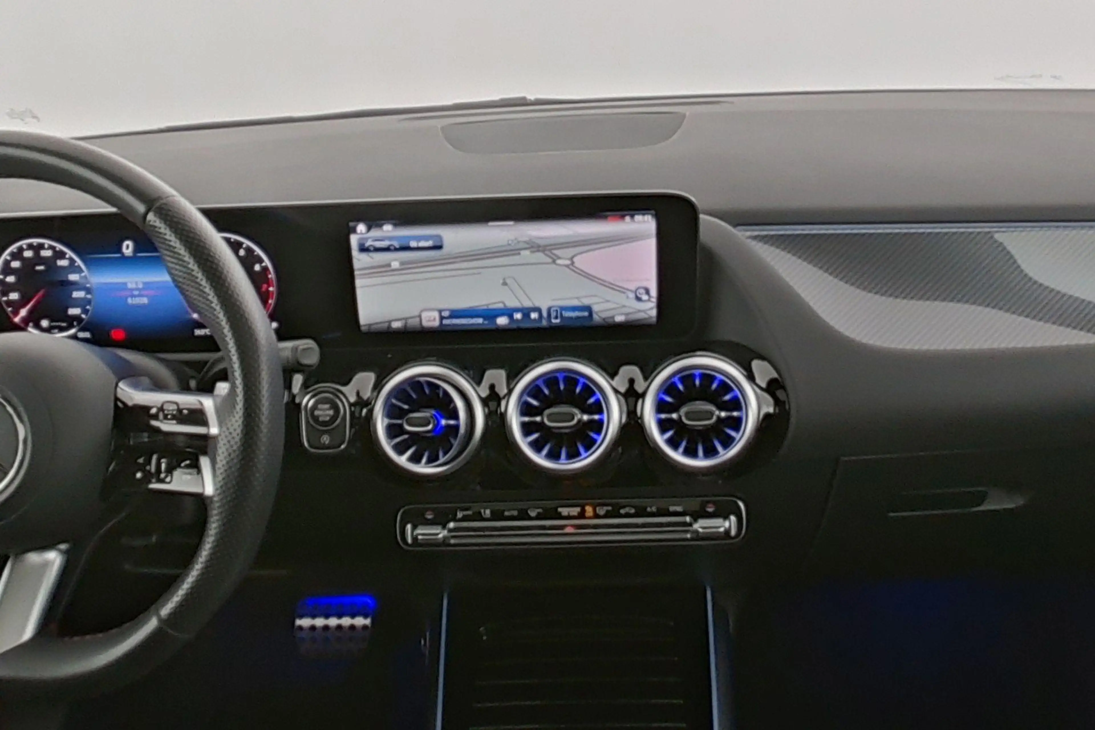 Mercedes-Benz GLA 180 AMG Line — photo 15