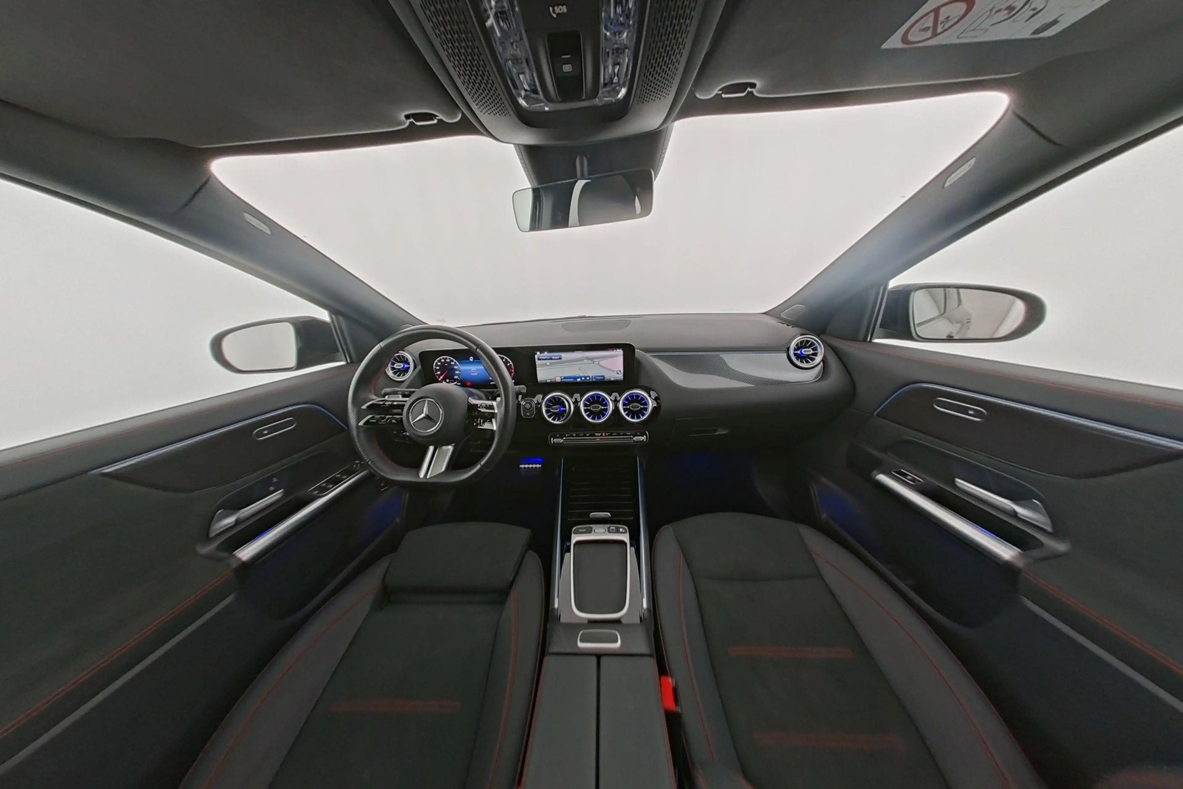 Mercedes-Benz GLA 180 AMG Line — photo 12