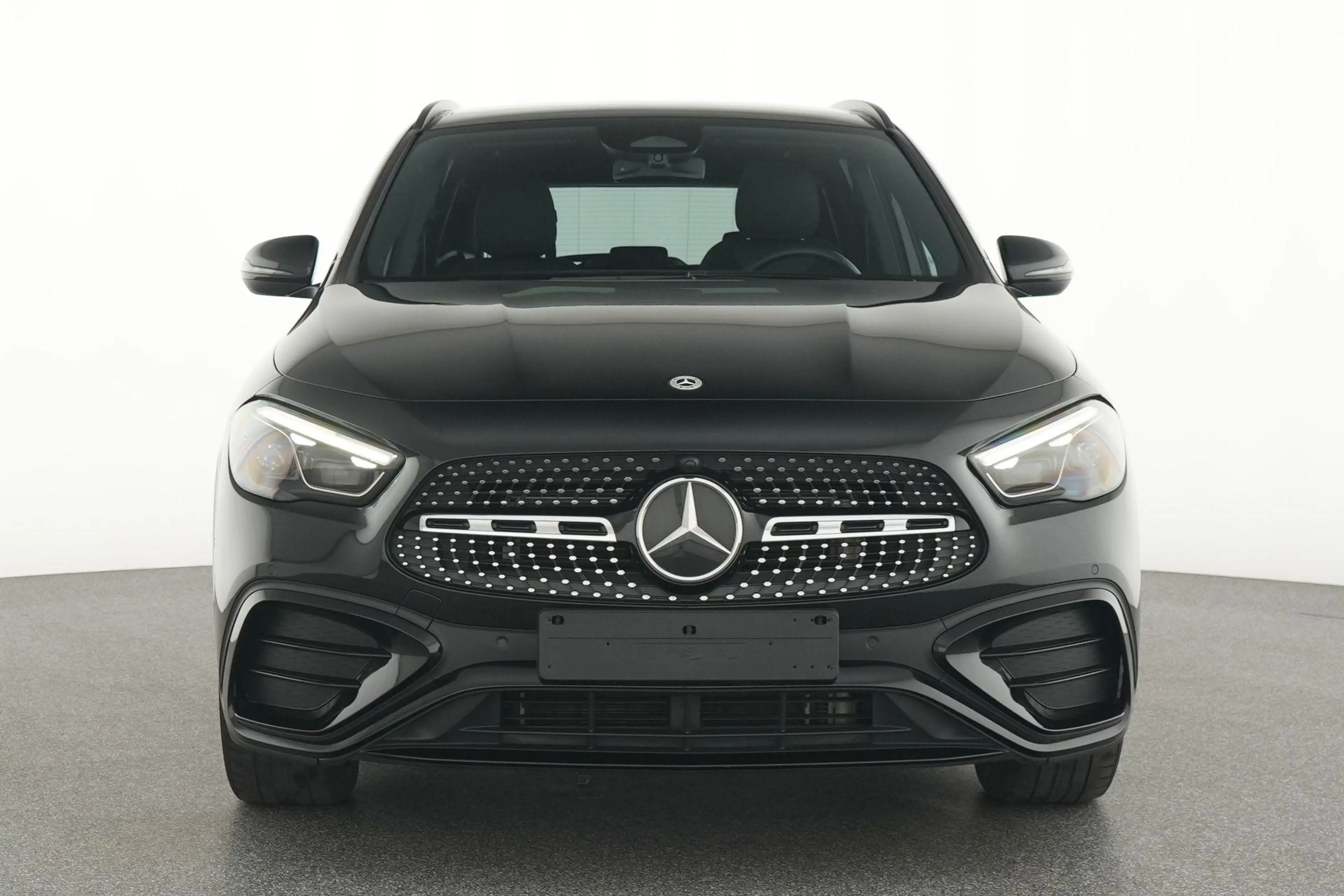Mercedes-Benz GLA 180 AMG Line — photo 6