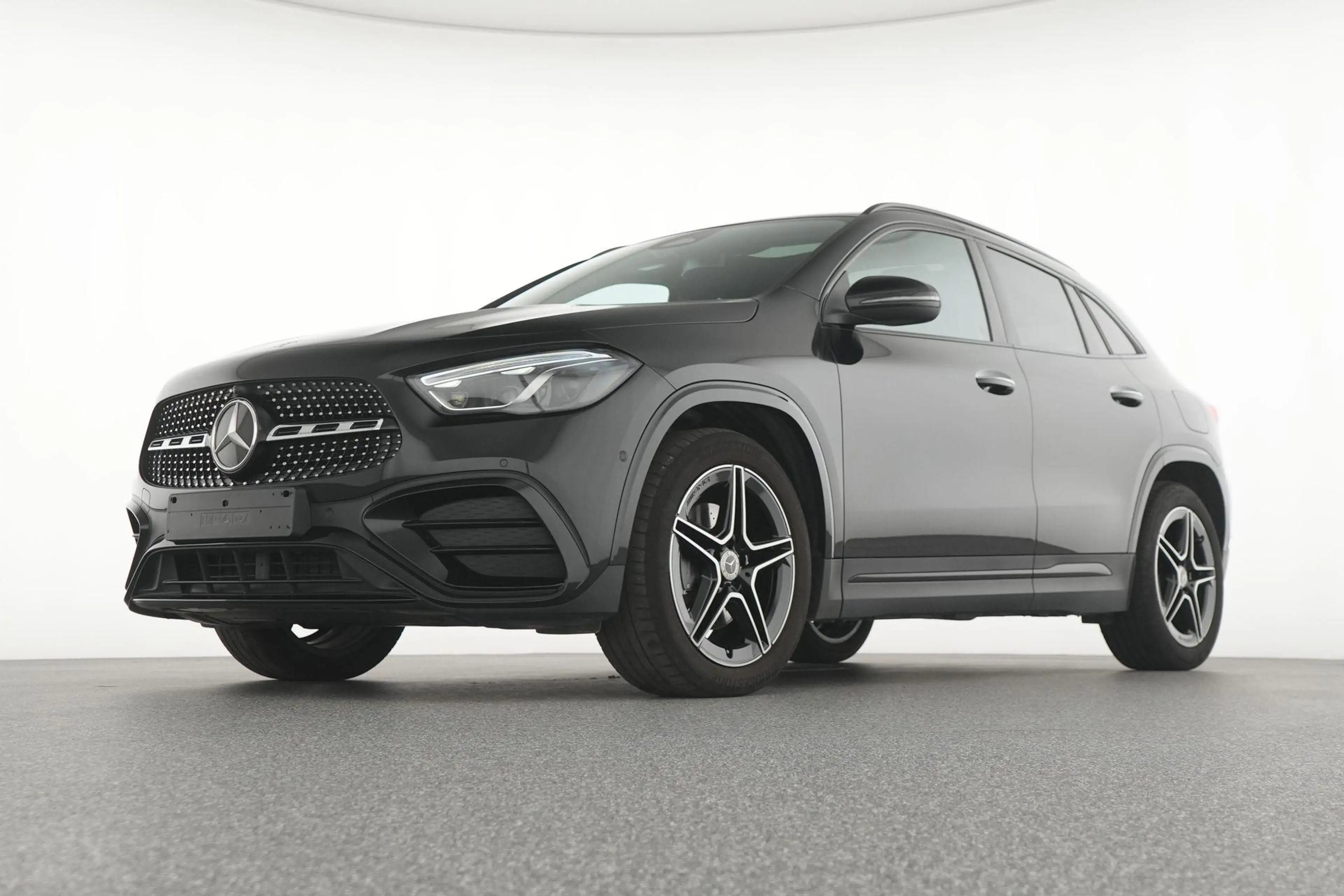 Mercedes-Benz GLA 180 AMG Line — photo 10