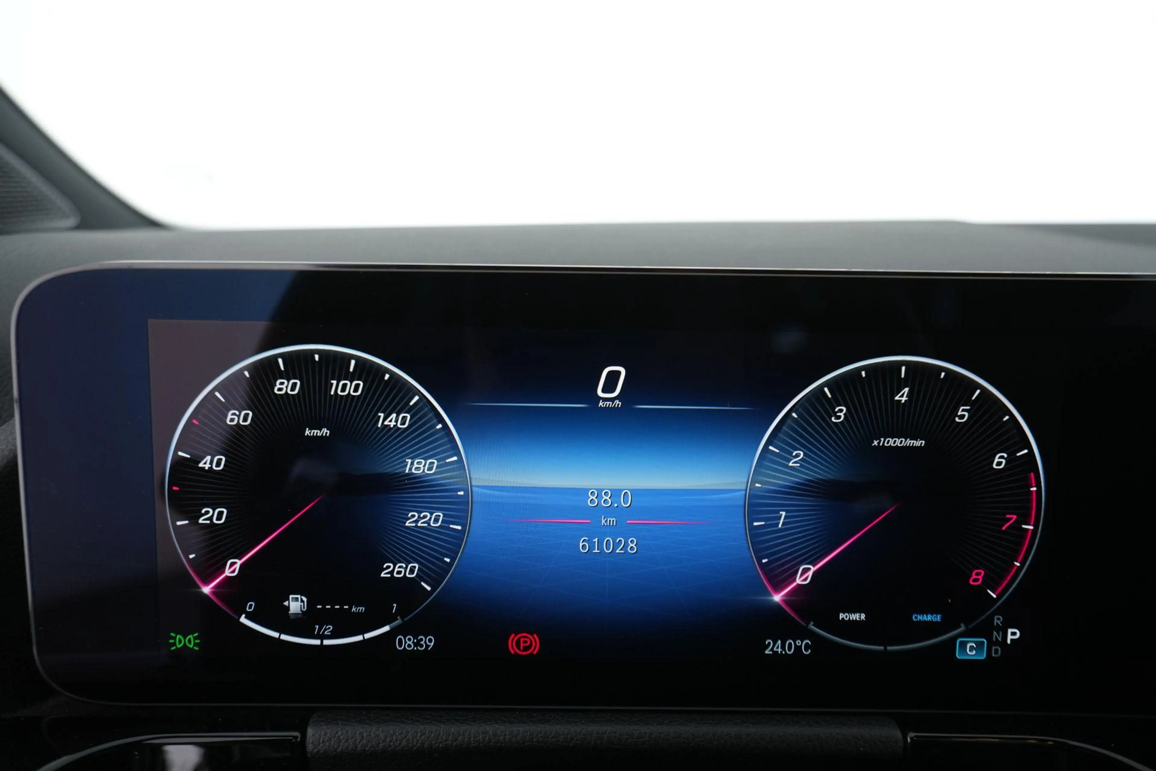 Mercedes-Benz GLA 180 AMG Line — photo 14
