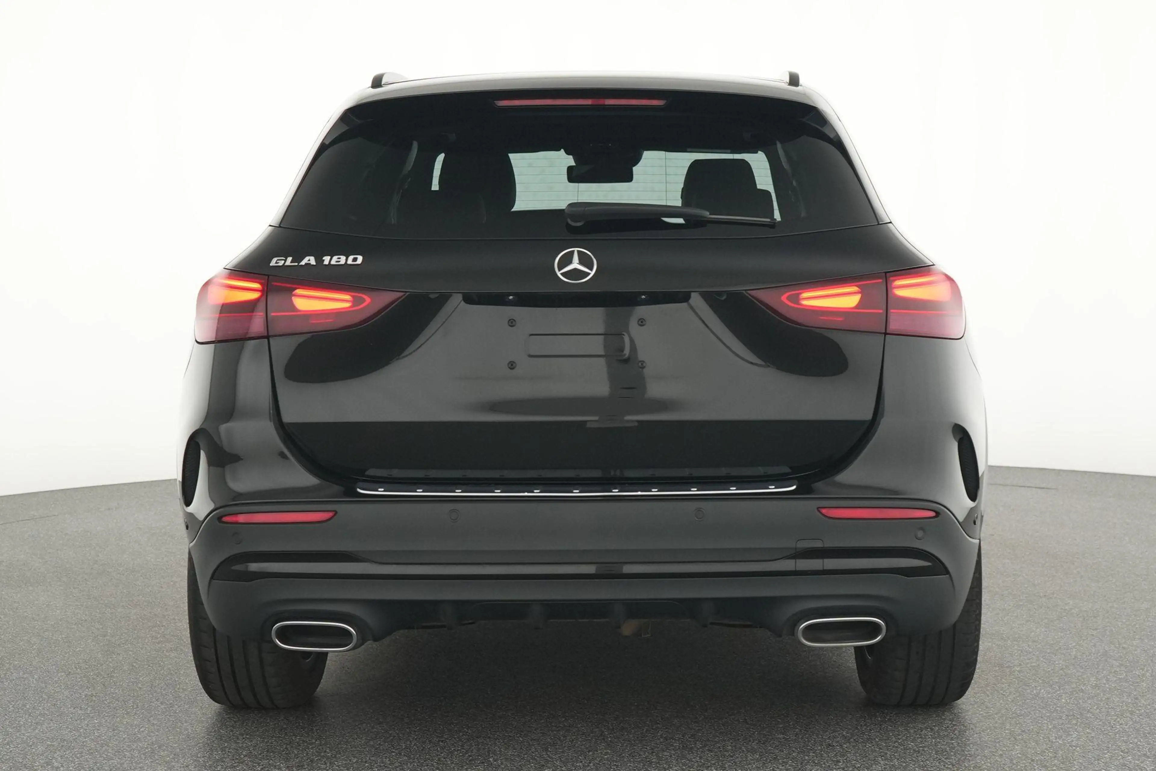 Mercedes-Benz GLA 180 AMG Line — photo 7