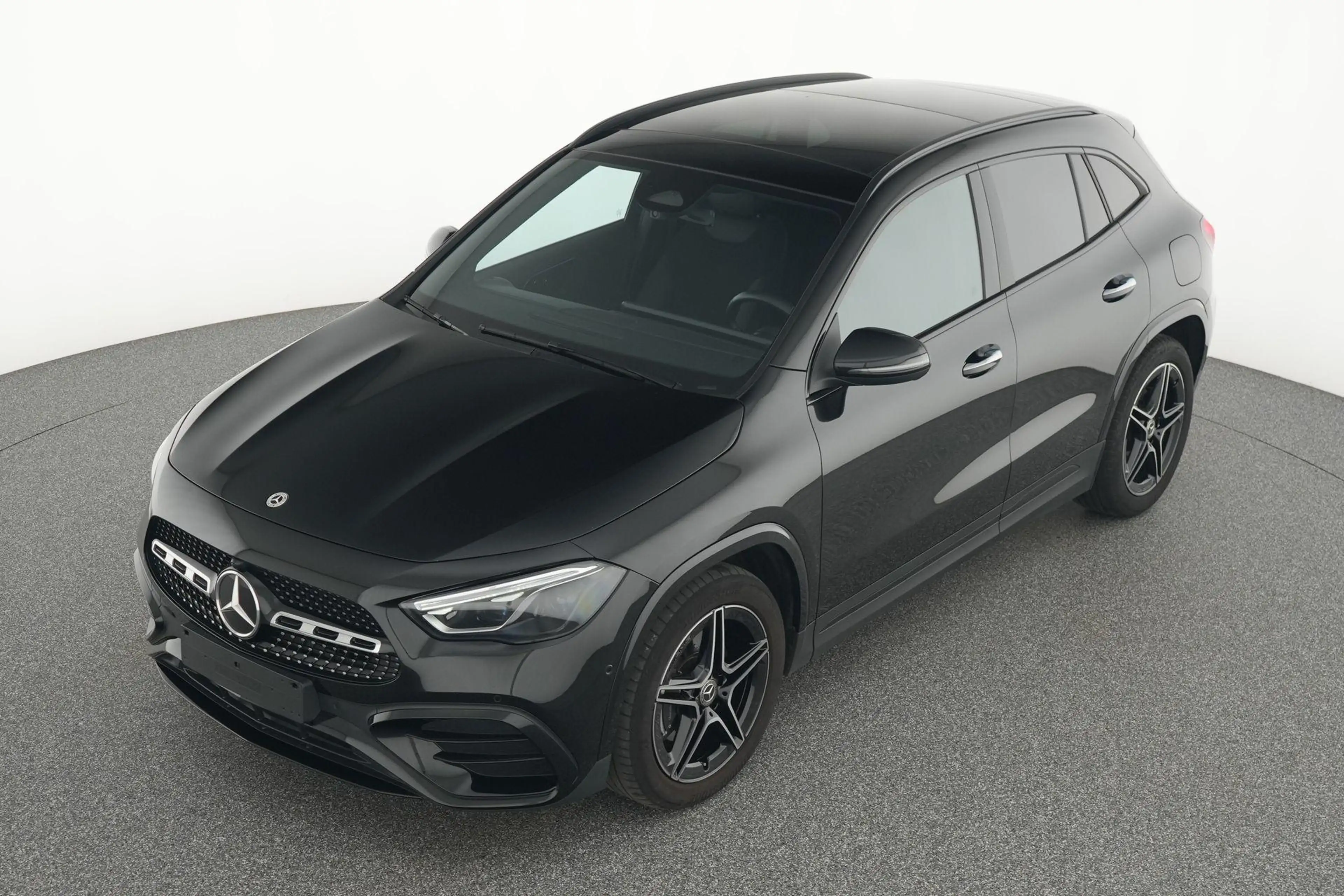 Mercedes-Benz GLA 180 AMG Line — photo 11