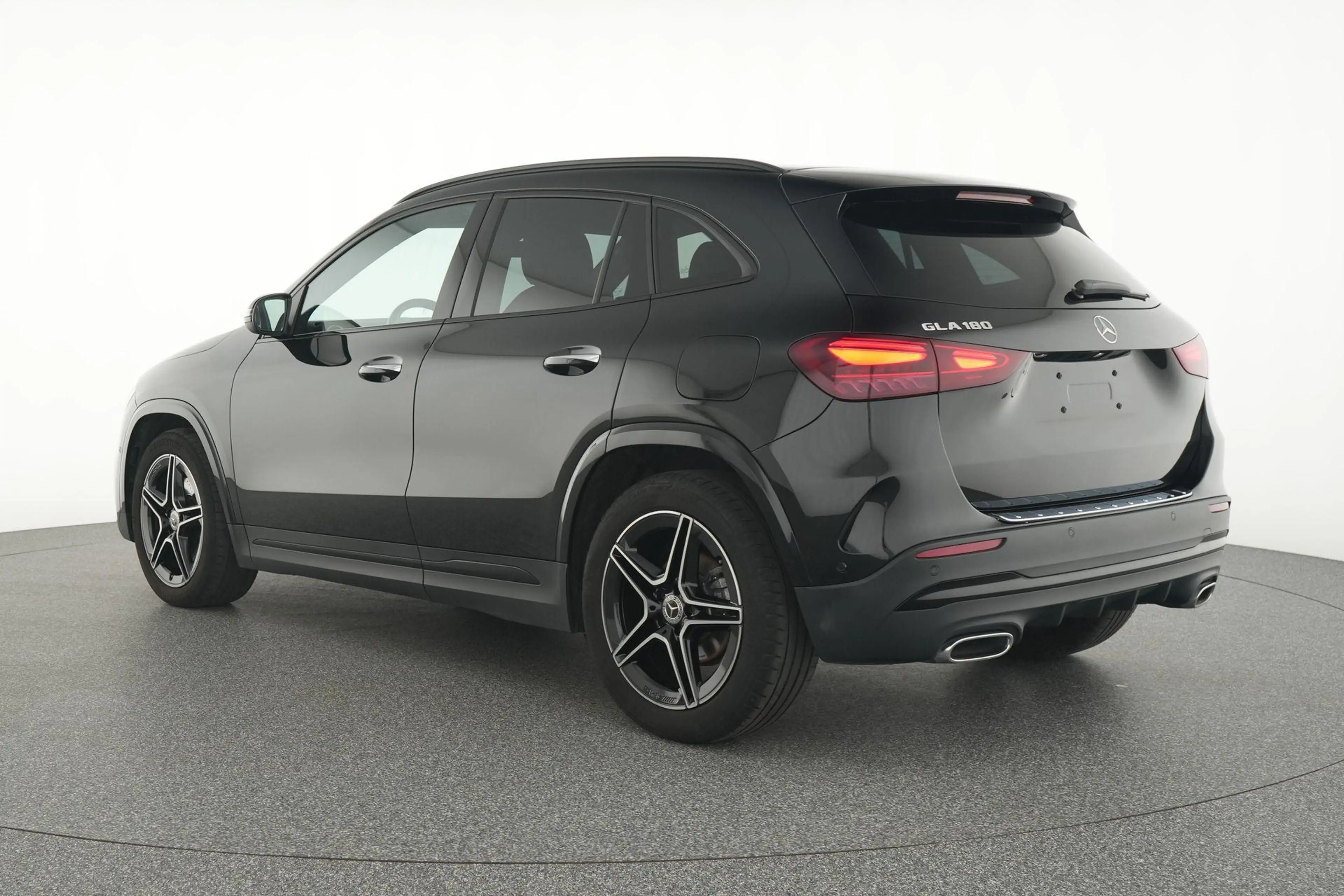 Mercedes-Benz GLA 180 AMG Line — photo 3