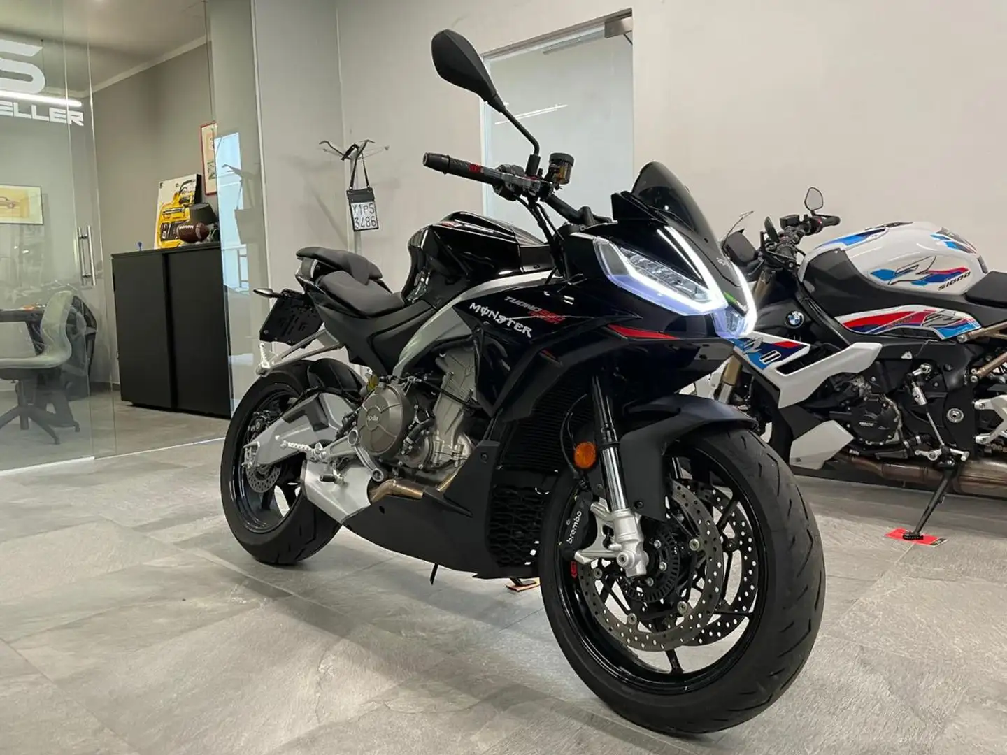 Aprilia Tuono factory*PROMO* Black - 1