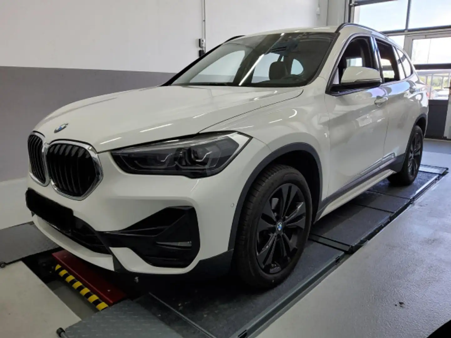 BMW X1 sDrive18i Sport Line *GRA*AHK*LED*NAVI*18''* Bílá - 2