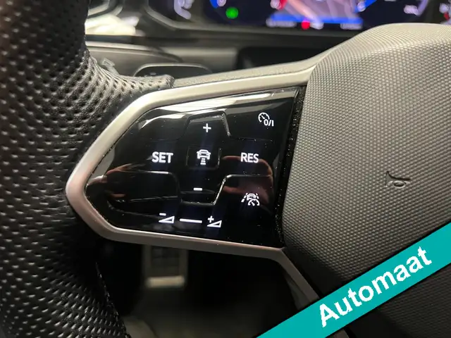 Volkswagen T-Roc view 21