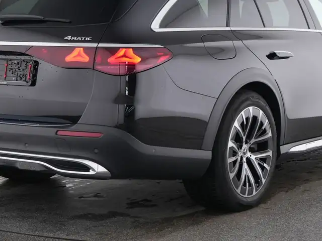 Mercedes-Benz E-Class view 5