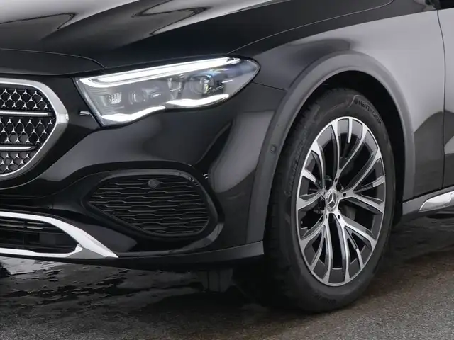 Mercedes-Benz E-Class view 4