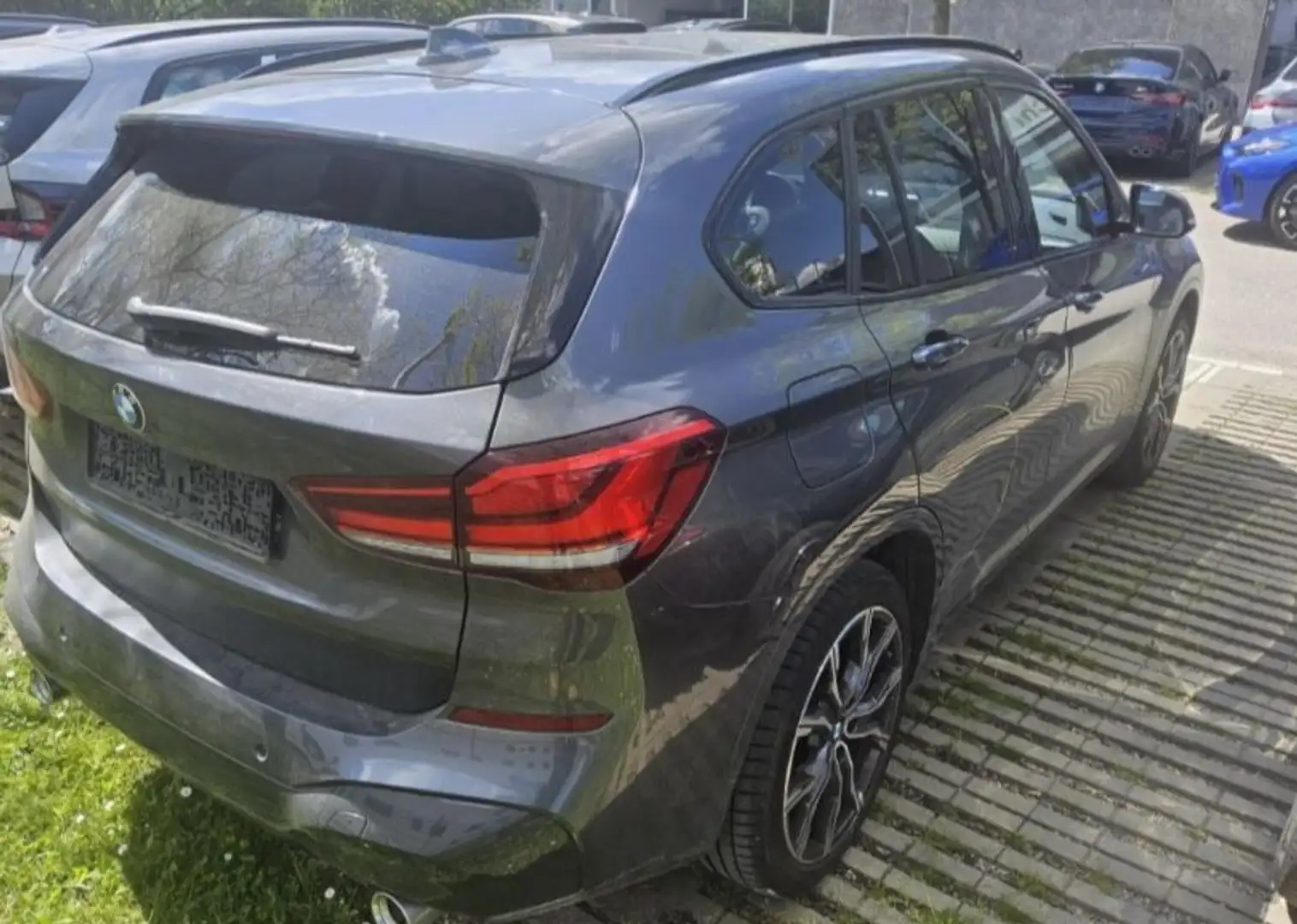 BMW X1 20d M Paket navi LED Pano Hifi Kom Apple 19 Grijs - 2