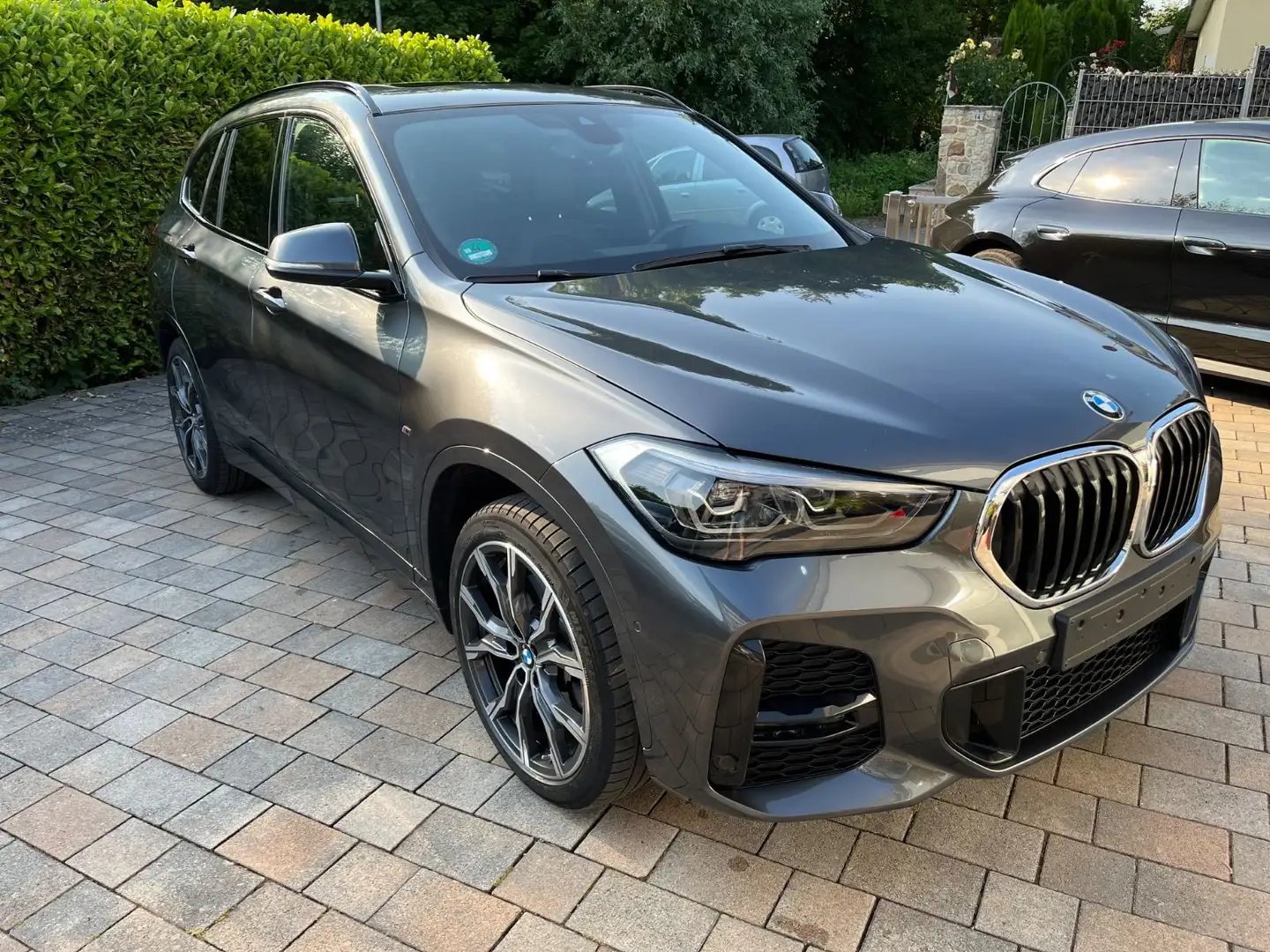 BMW X1 20dx M Paket Navi LED Pano Hifi DAB Apple 19 Grau - 1