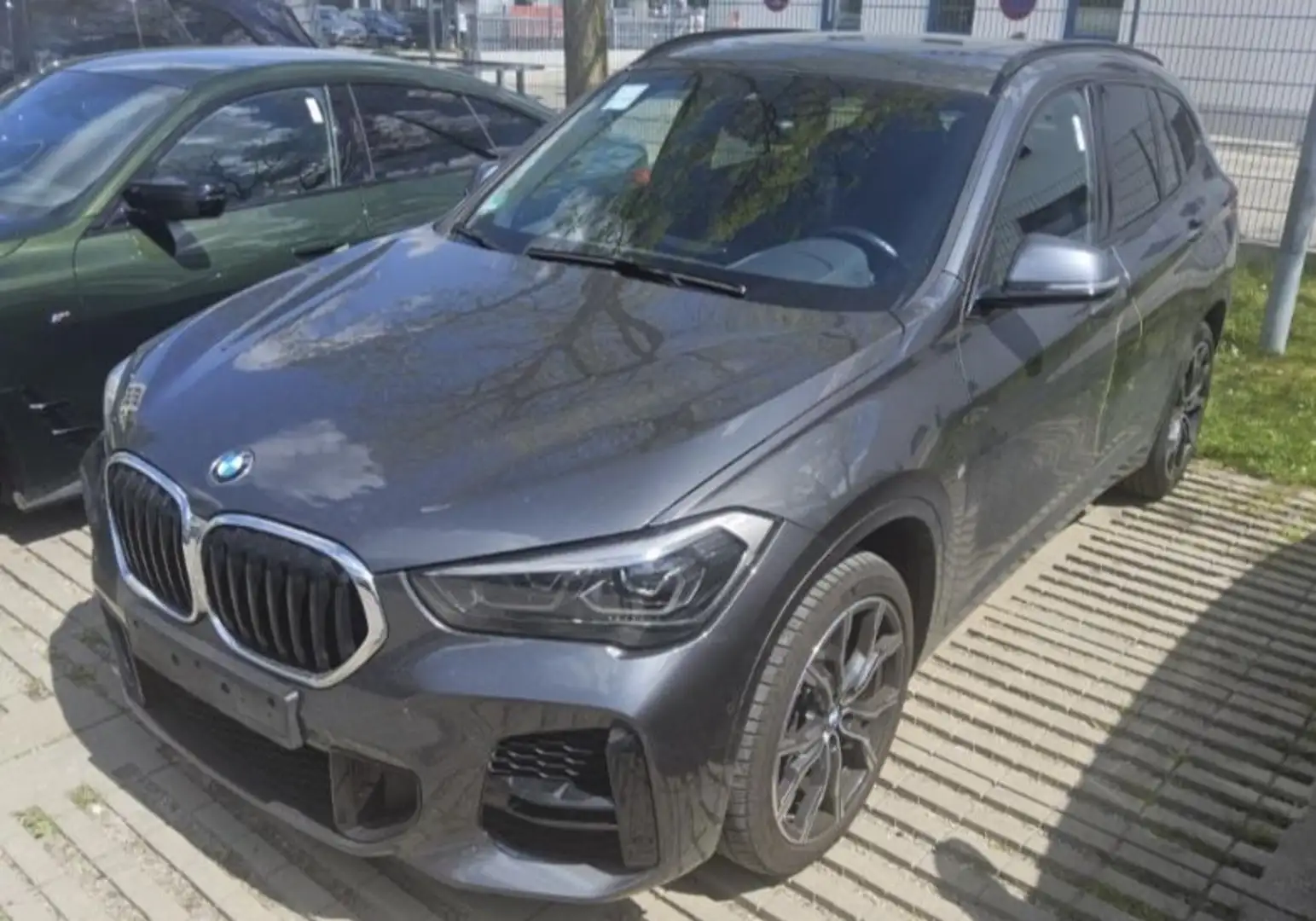 BMW X1 20d M Paket navi LED Pano Hifi Kom Apple 19 Grijs - 1