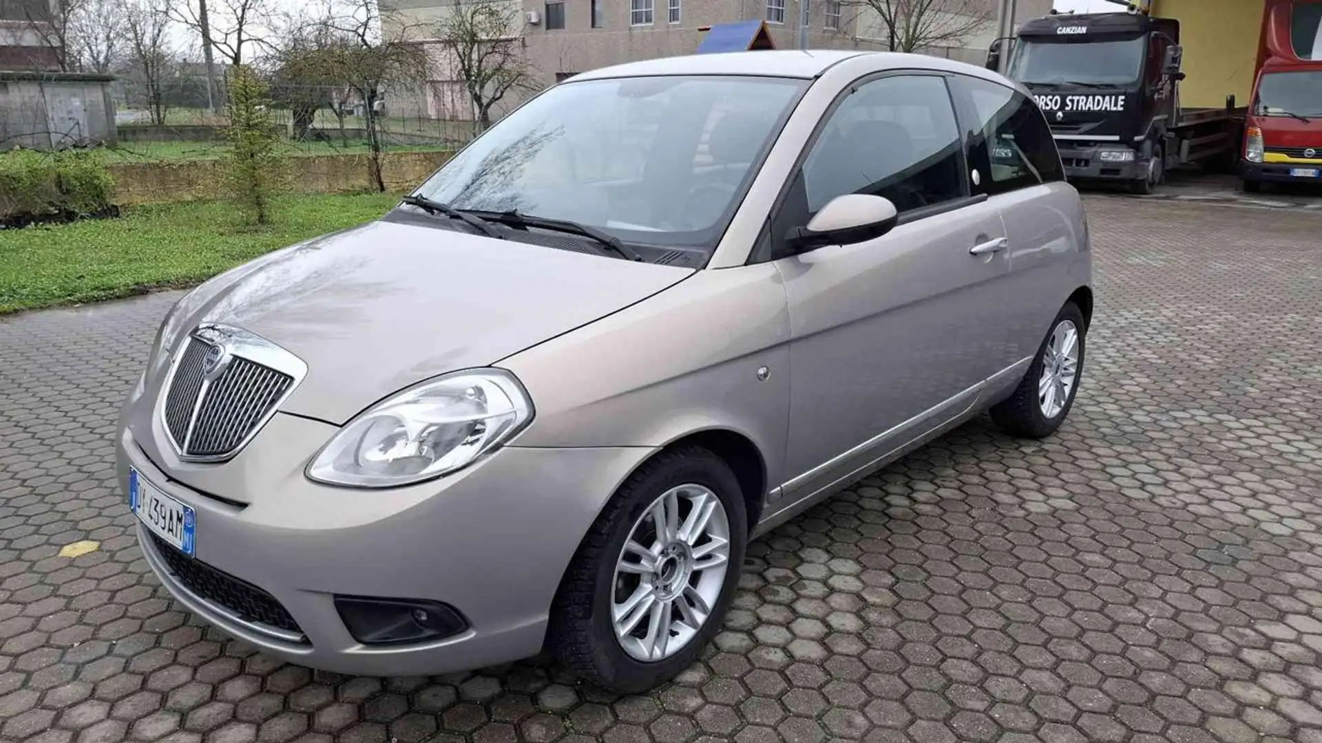 Lancia Ypsilon 1.4 Platino Ecochic GPL Gris - 1