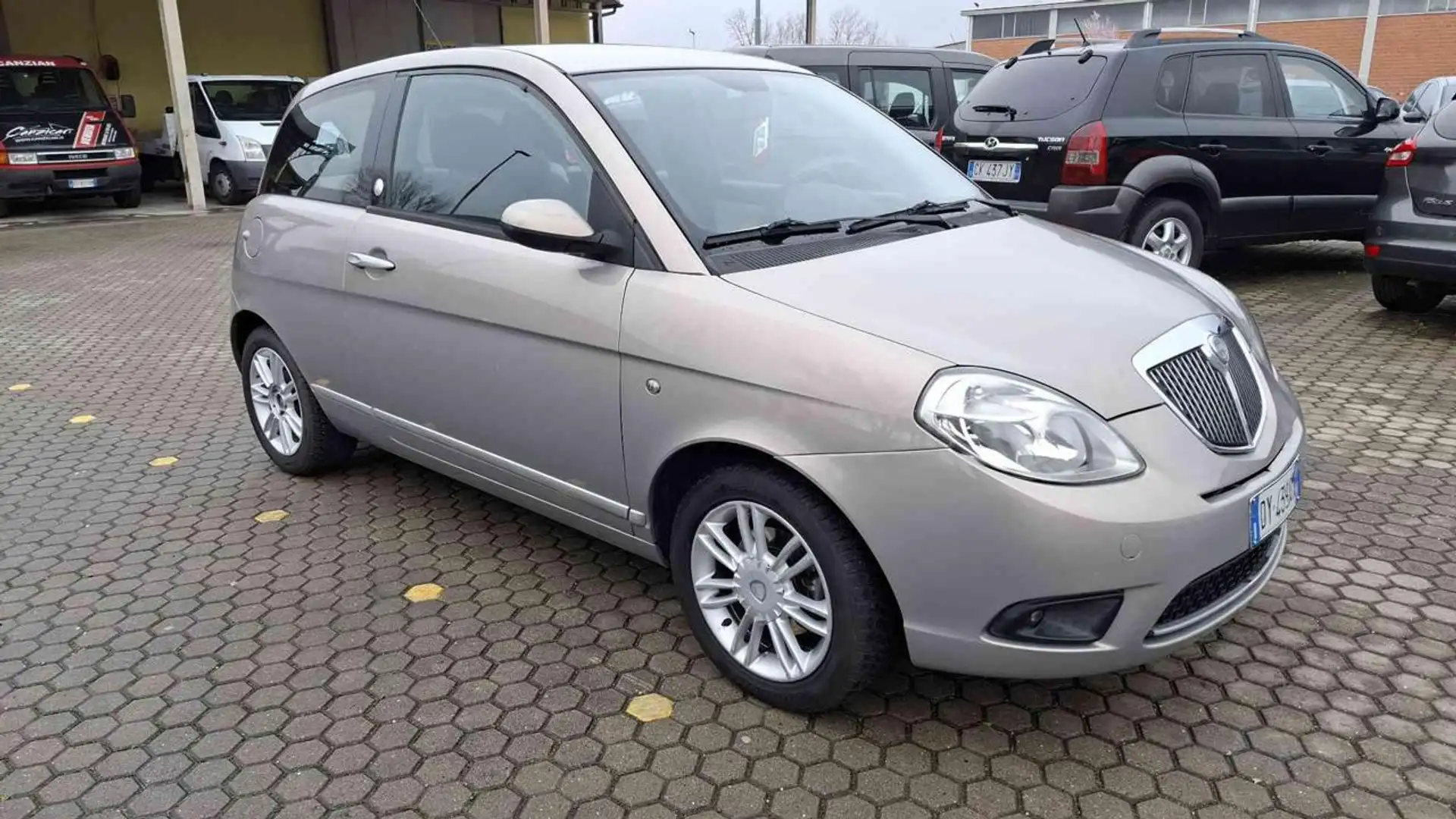 Lancia Ypsilon 1.4 Platino Ecochic GPL Gris - 2