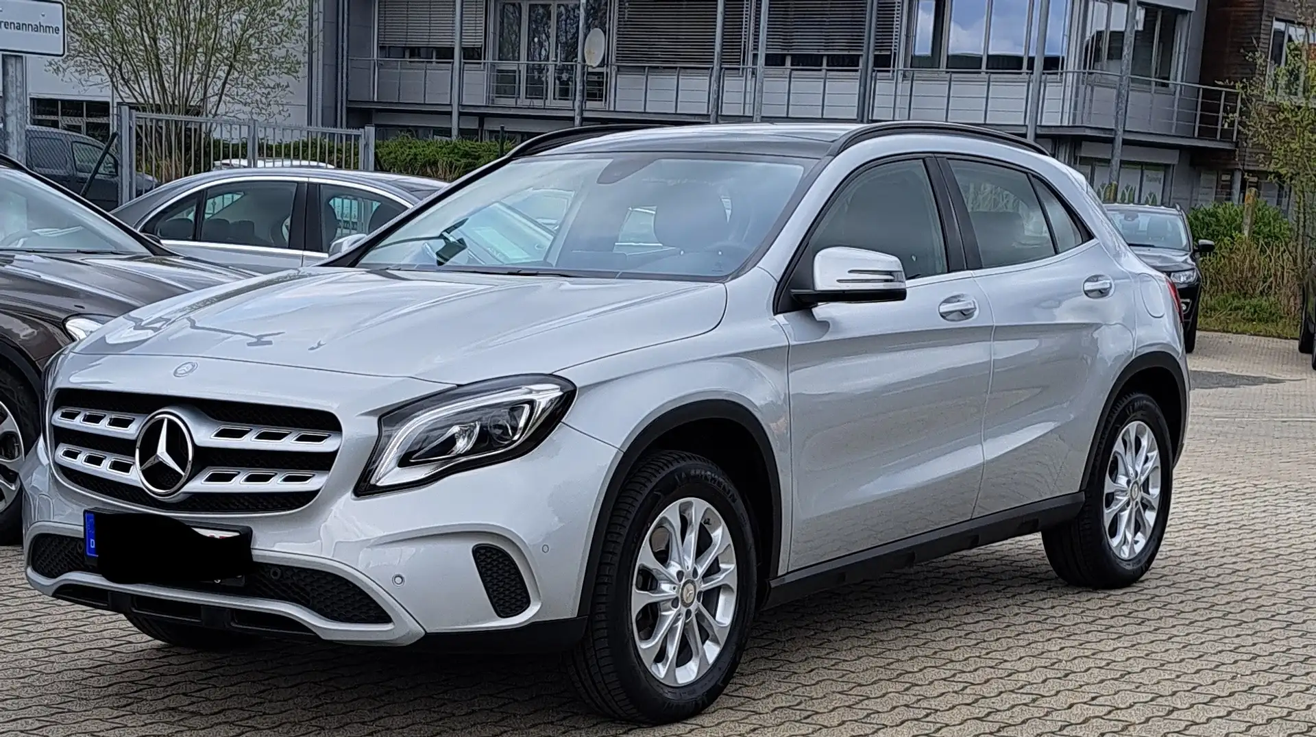 Mercedes-Benz GLA 250 GLA 250 4Matic Sport Utility Silber - 1