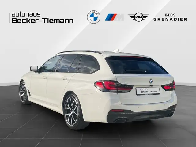 BMW 5 Series view 4