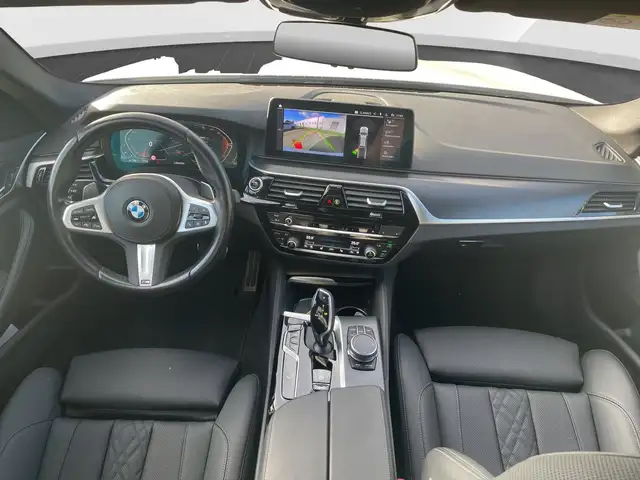 BMW 5 Series view 8