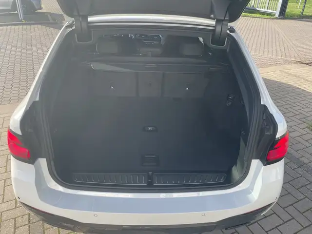 BMW 5 Series view 15