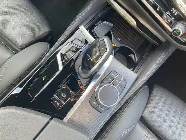 BMW 5 Series view 11